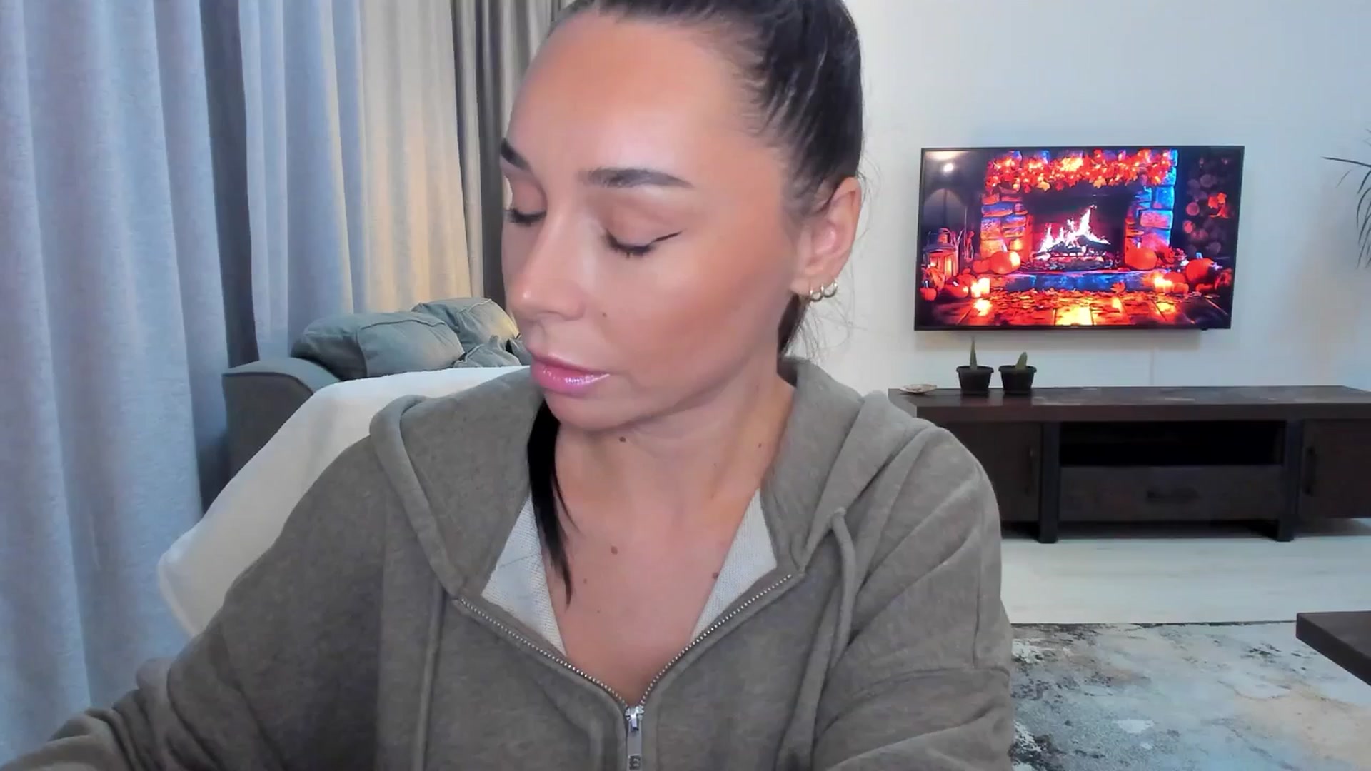 Gallery image thumbnail from beatricebae's myfreecams stream on, 10/13/2025, 15:06 image 15 of 20