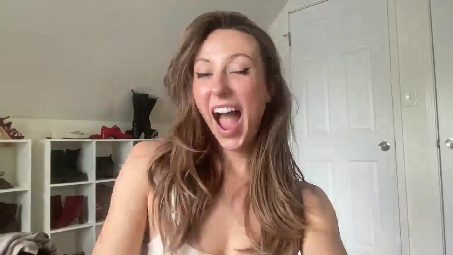 Gallery image thumbnail from bellabaxxxter's myfreecams stream on, 04/29/2025, 14:28 image 4 of 20