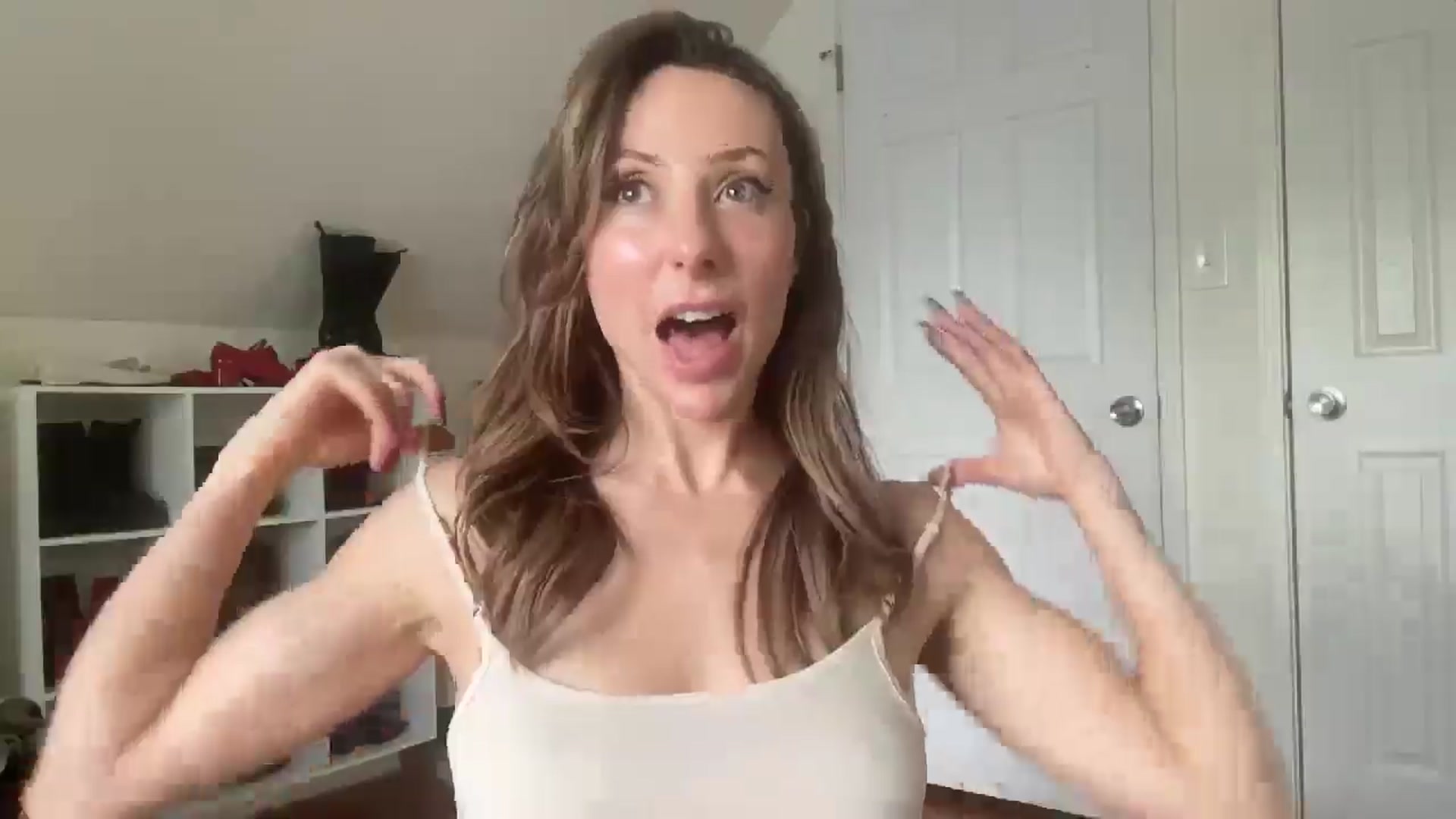 Gallery image thumbnail from bellabaxxxter's myfreecams stream on, 04/29/2025, 14:46 image 5 of 20