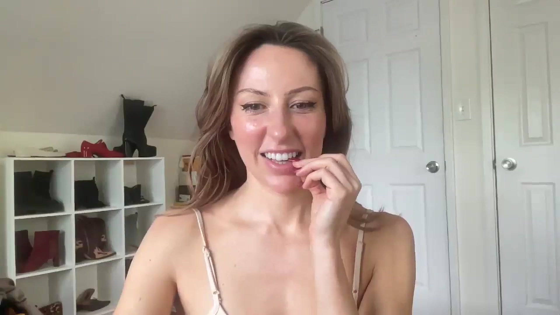 Gallery image thumbnail from bellabaxxxter's myfreecams stream on, 04/29/2025, 14:46 image 12 of 20