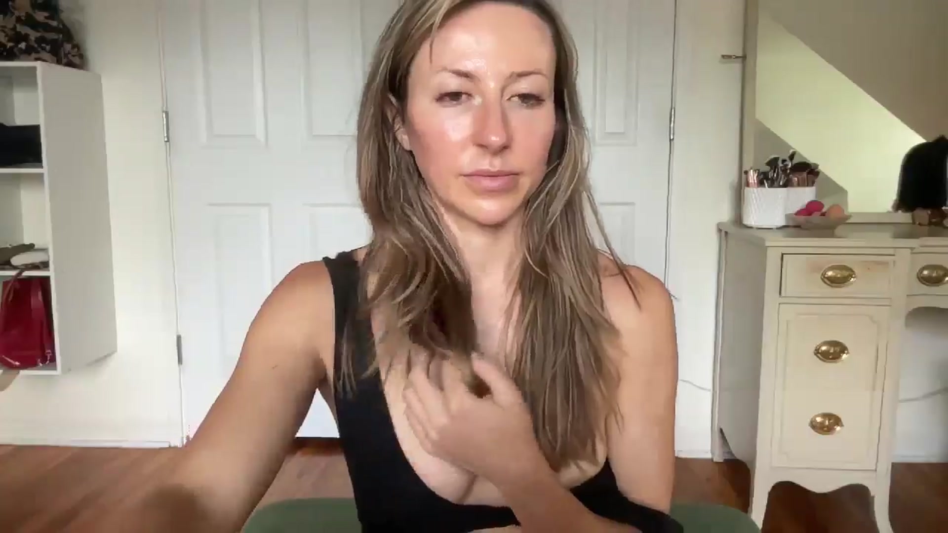 Gallery image thumbnail from bellabaxxxter's myfreecams stream on, 08/18/2025, 15:08 image 19 of 20