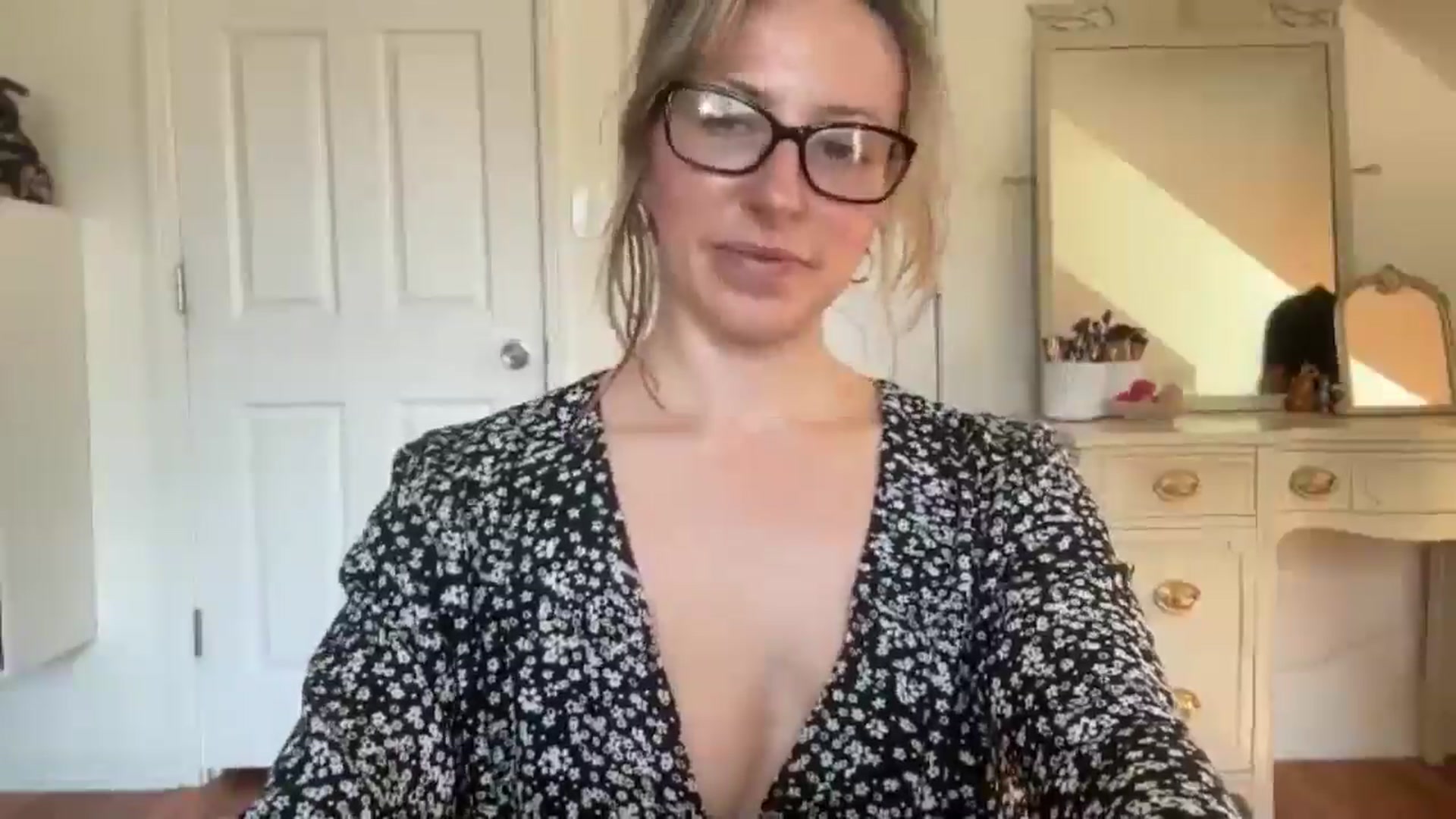 Gallery image thumbnail from bellabaxxxter's myfreecams stream on, 08/19/2025, 15:23 image 10 of 20