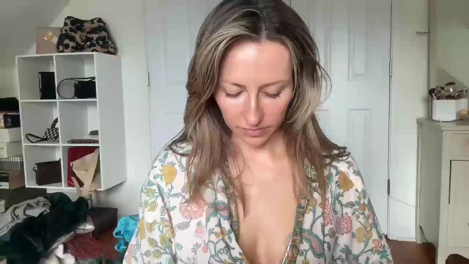 Gallery image thumbnail from bellabaxxxter's myfreecams stream on, 10/27/2025, 17:46 image 13 of 20