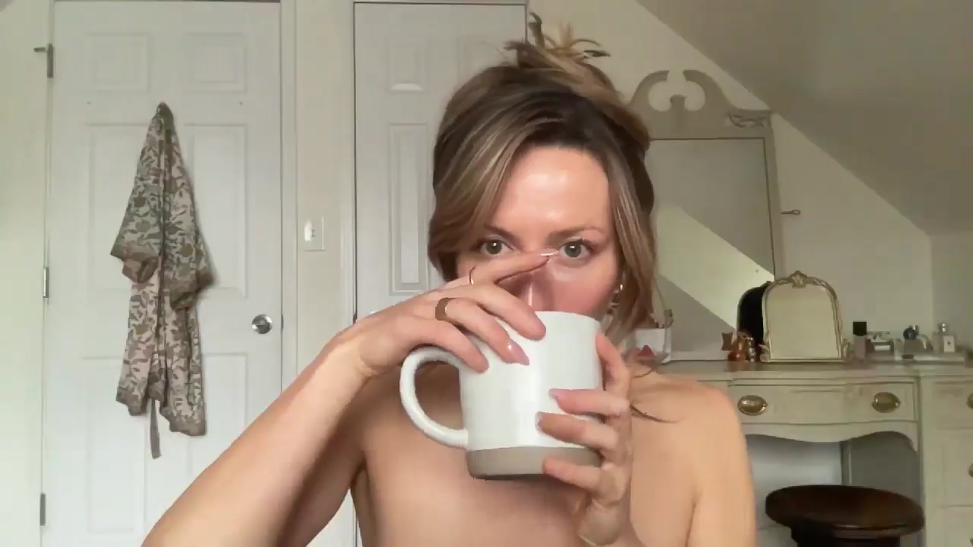 Gallery image thumbnail from bellabaxxxter's myfreecams stream on, 01/14/2026, 15:46 image 10 of 20