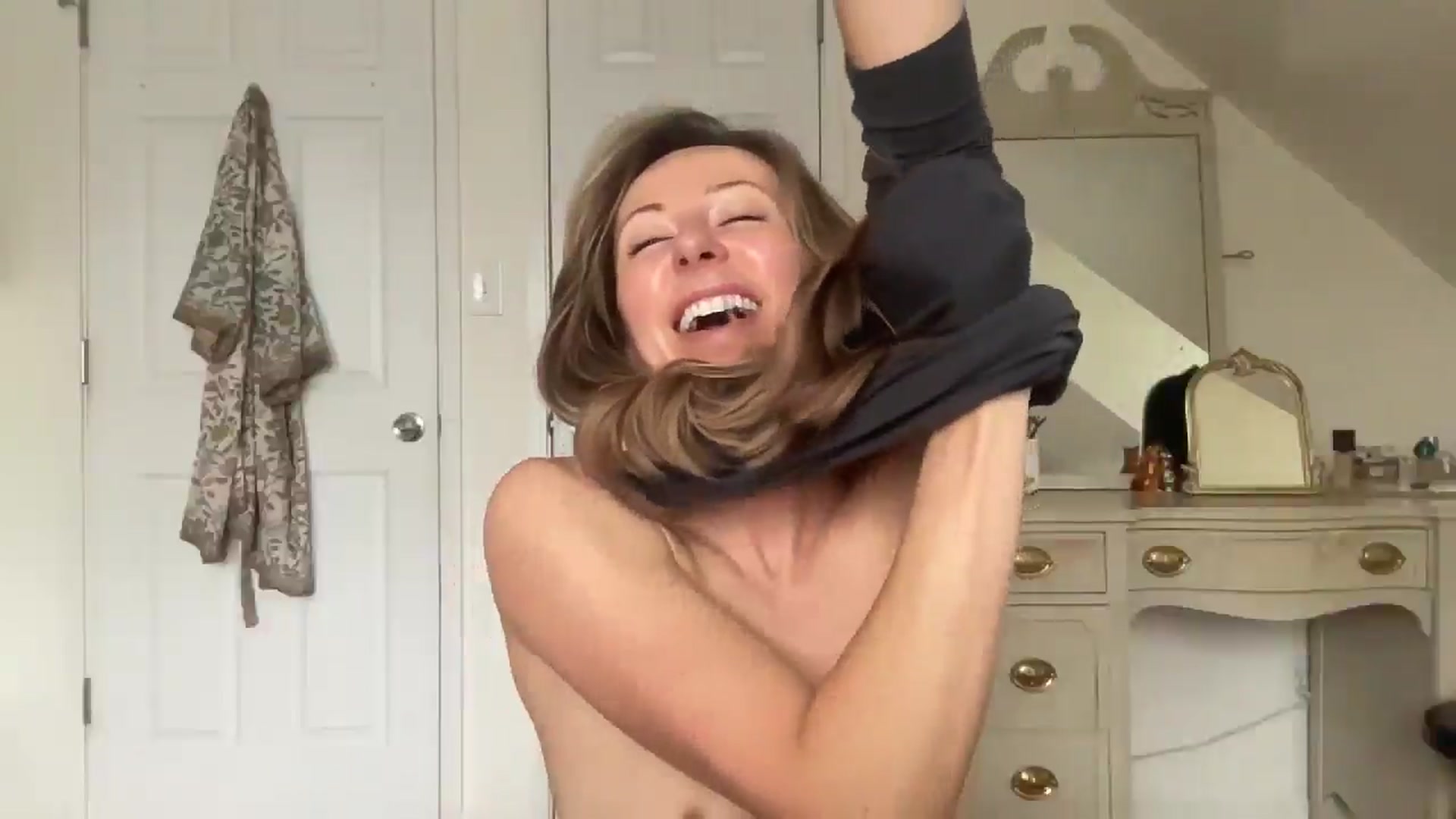 Gallery image thumbnail from bellabaxxxter's myfreecams stream on, 01/16/2026, 18:06 image 8 of 20