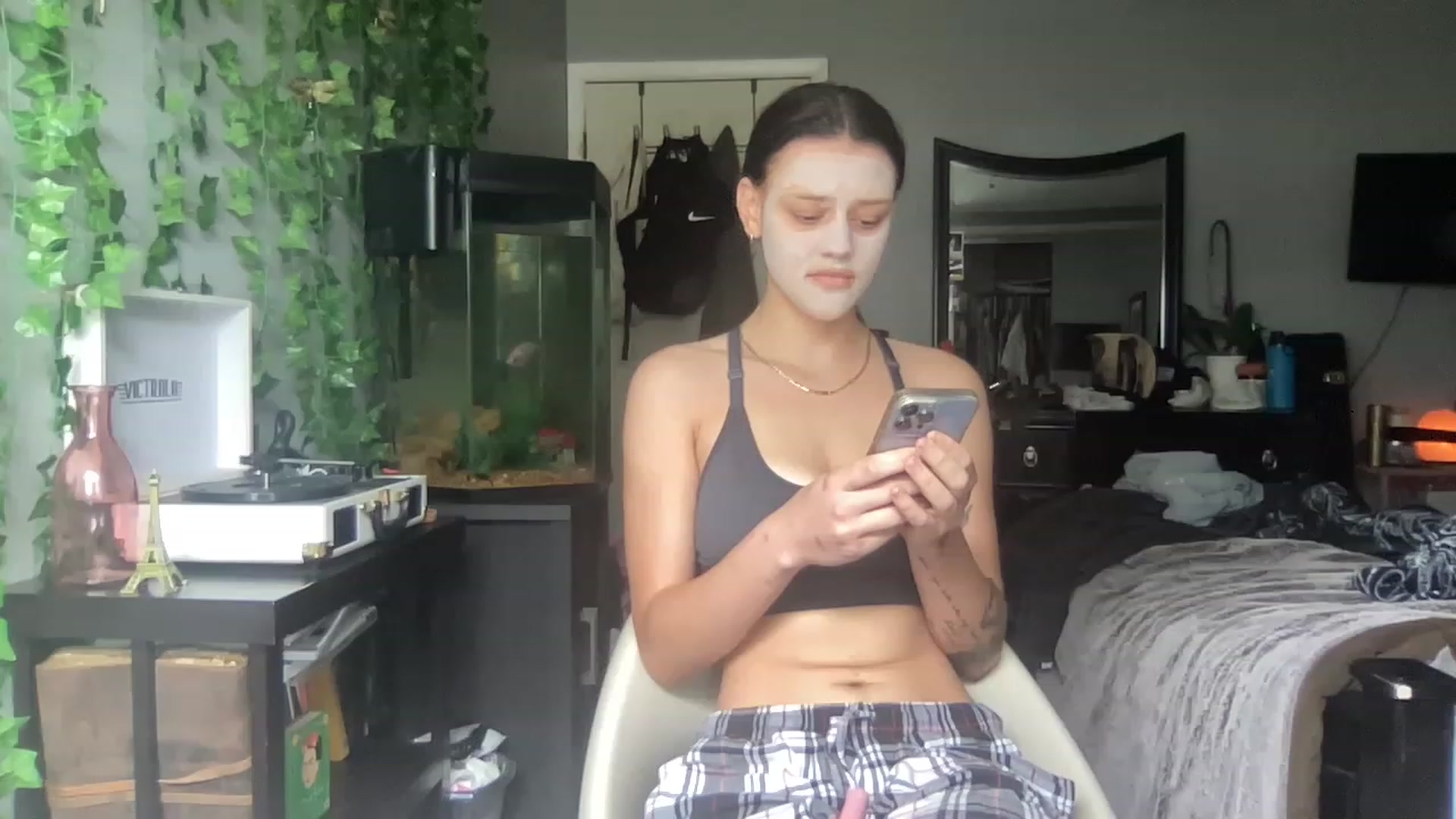 Gallery image thumbnail from bellav88's myfreecams stream on, 04/17/2023, 19:46 image 8 of 20