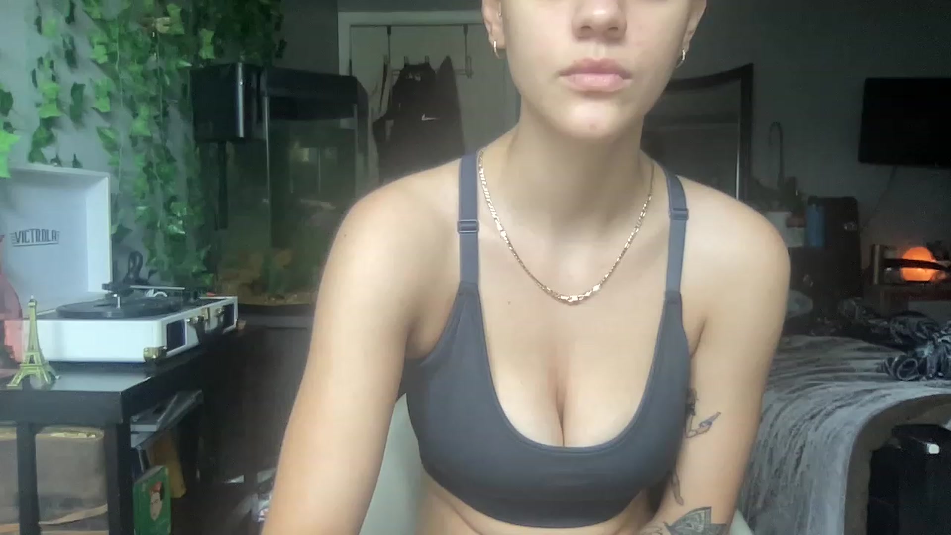 Gallery image thumbnail from bellav88's myfreecams stream on, 04/17/2023, 19:46 image 1 of 20