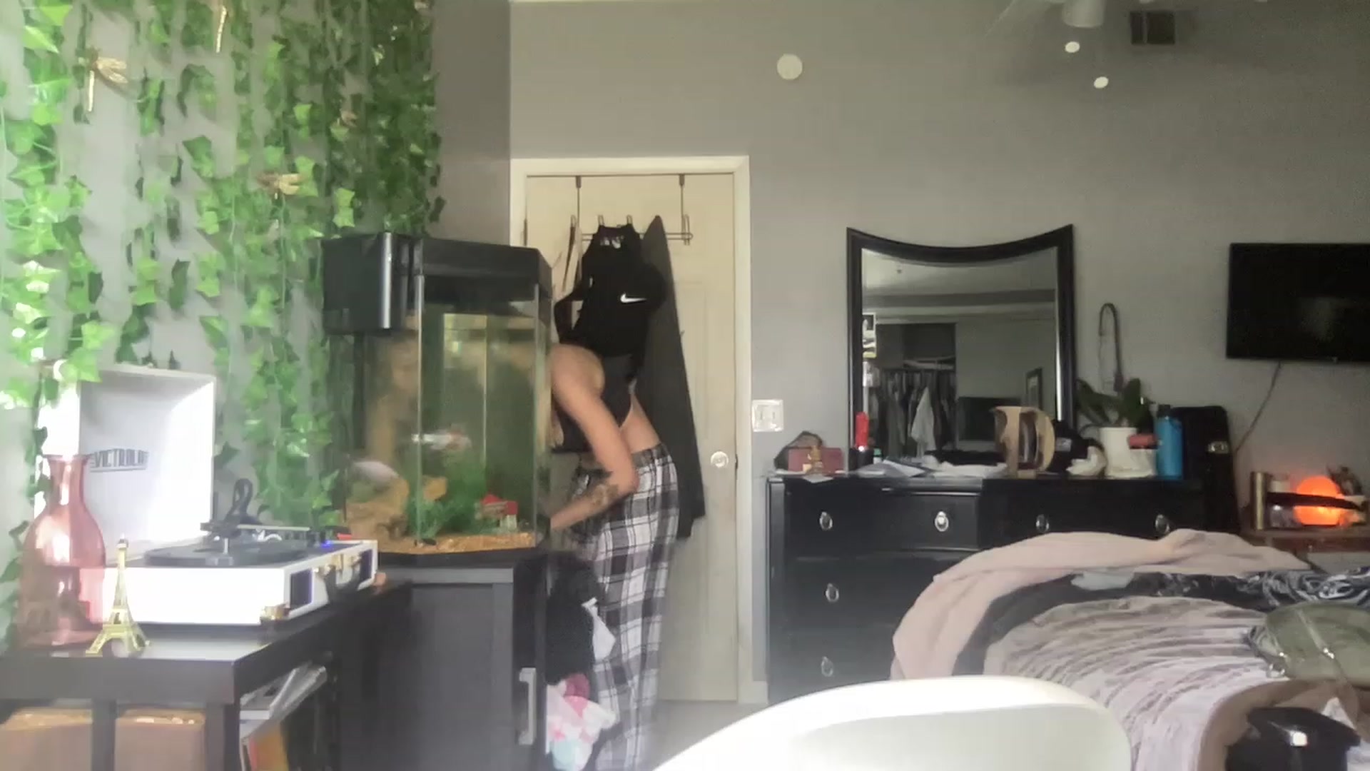 Gallery image thumbnail from bellav88's myfreecams stream on, 04/17/2023, 19:46 image 11 of 20