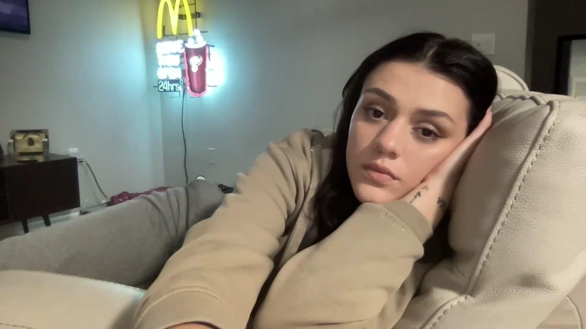 Gallery image thumbnail from bellav88's myfreecams stream on, 10/19/2023, 01:22 image 18 of 20