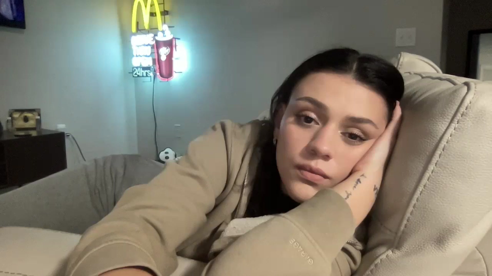 Gallery image thumbnail from bellav88's myfreecams stream on, 10/19/2023, 01:22 image 9 of 20