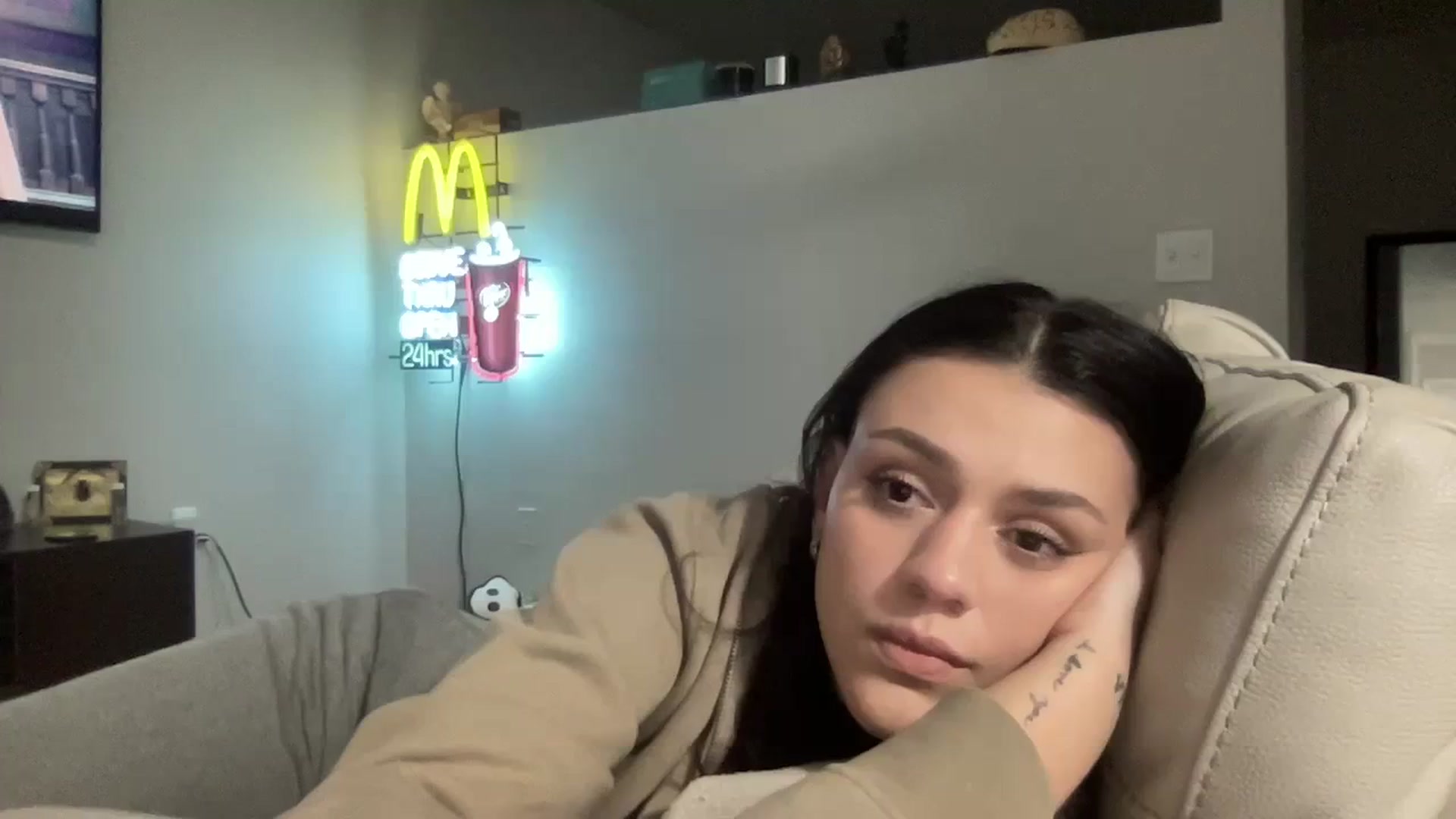 Gallery image thumbnail from bellav88's myfreecams stream on, 10/19/2023, 01:22 image 4 of 20
