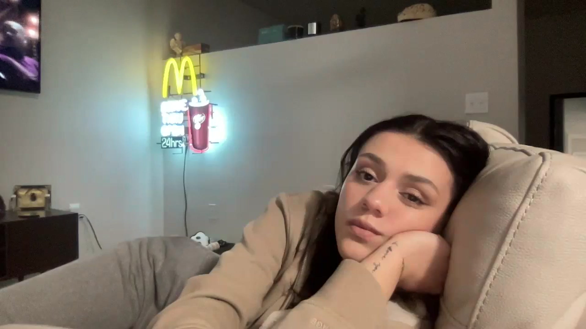 Gallery image thumbnail from bellav88's myfreecams stream on, 10/19/2023, 01:22 image 6 of 20