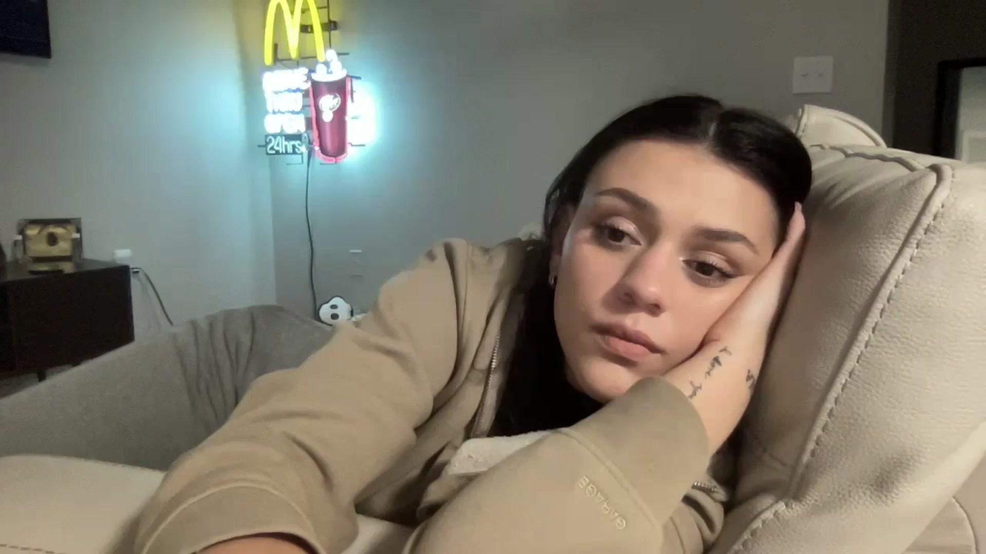 Gallery image thumbnail from bellav88's myfreecams stream on, 10/19/2023, 01:22 image 8 of 20
