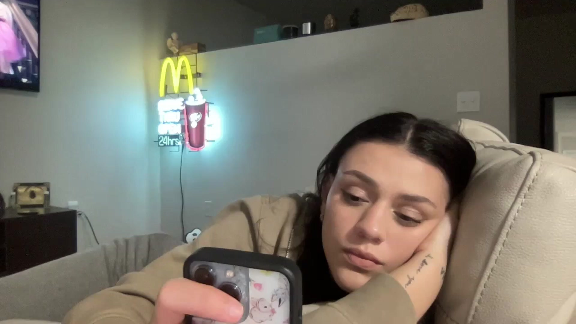 Gallery image thumbnail from bellav88's myfreecams stream on, 10/19/2023, 01:22 image 5 of 20