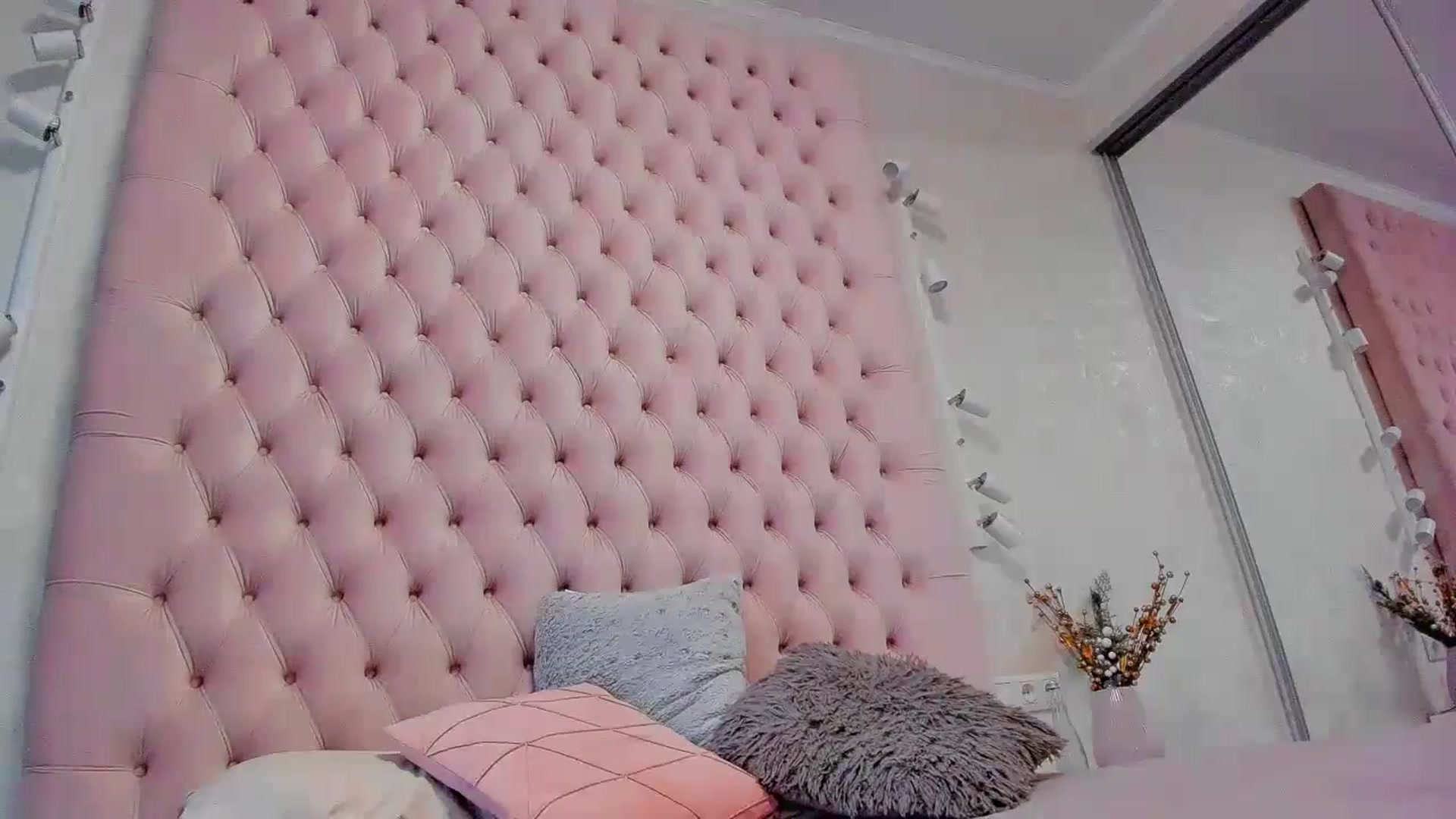 Gallery image thumbnail from bestie_'s myfreecams stream on, 09/07/2024, 04:55 image 14 of 20