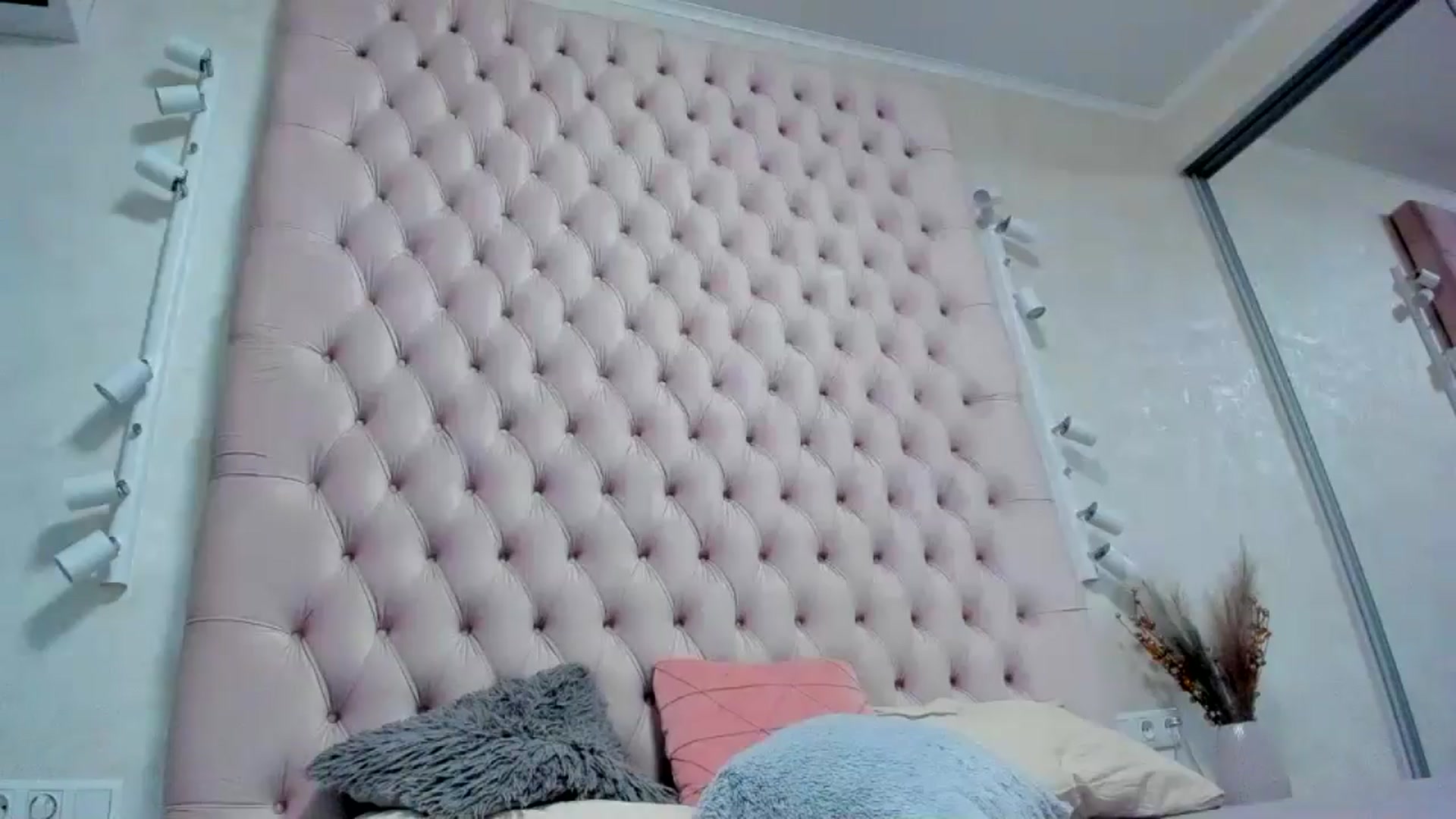 Gallery image thumbnail from bestie_'s myfreecams stream on, 09/18/2024, 06:11 image 15 of 20
