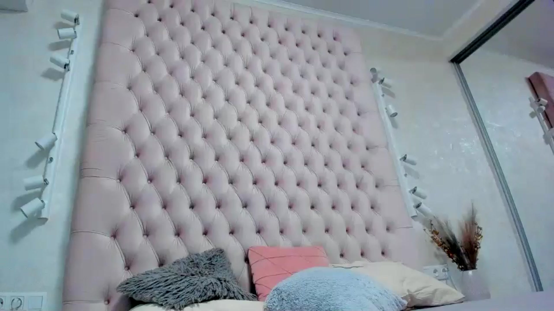Gallery image thumbnail from bestie_'s myfreecams stream on, 09/18/2024, 06:11 image 16 of 20
