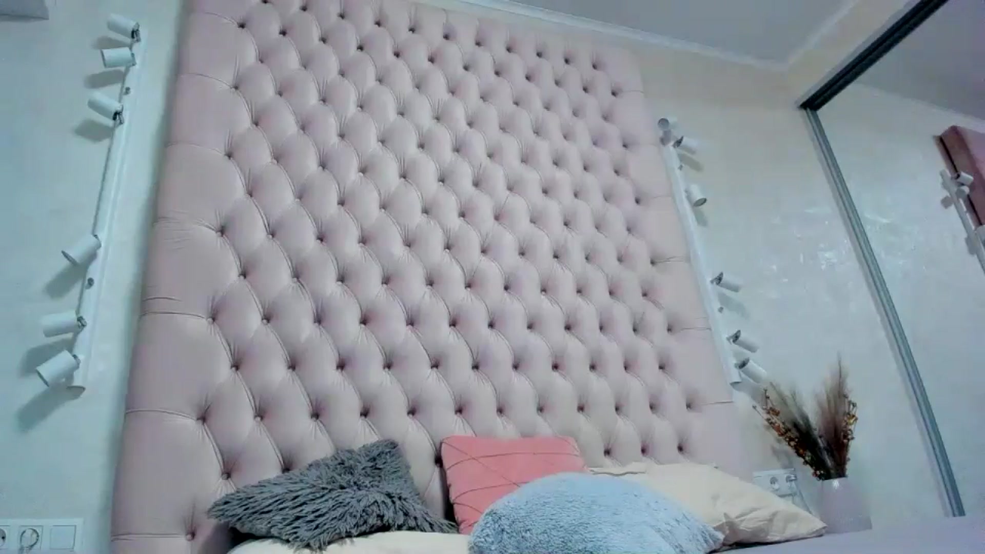 Gallery image thumbnail from bestie_'s myfreecams stream on, 09/18/2024, 06:11 image 17 of 20