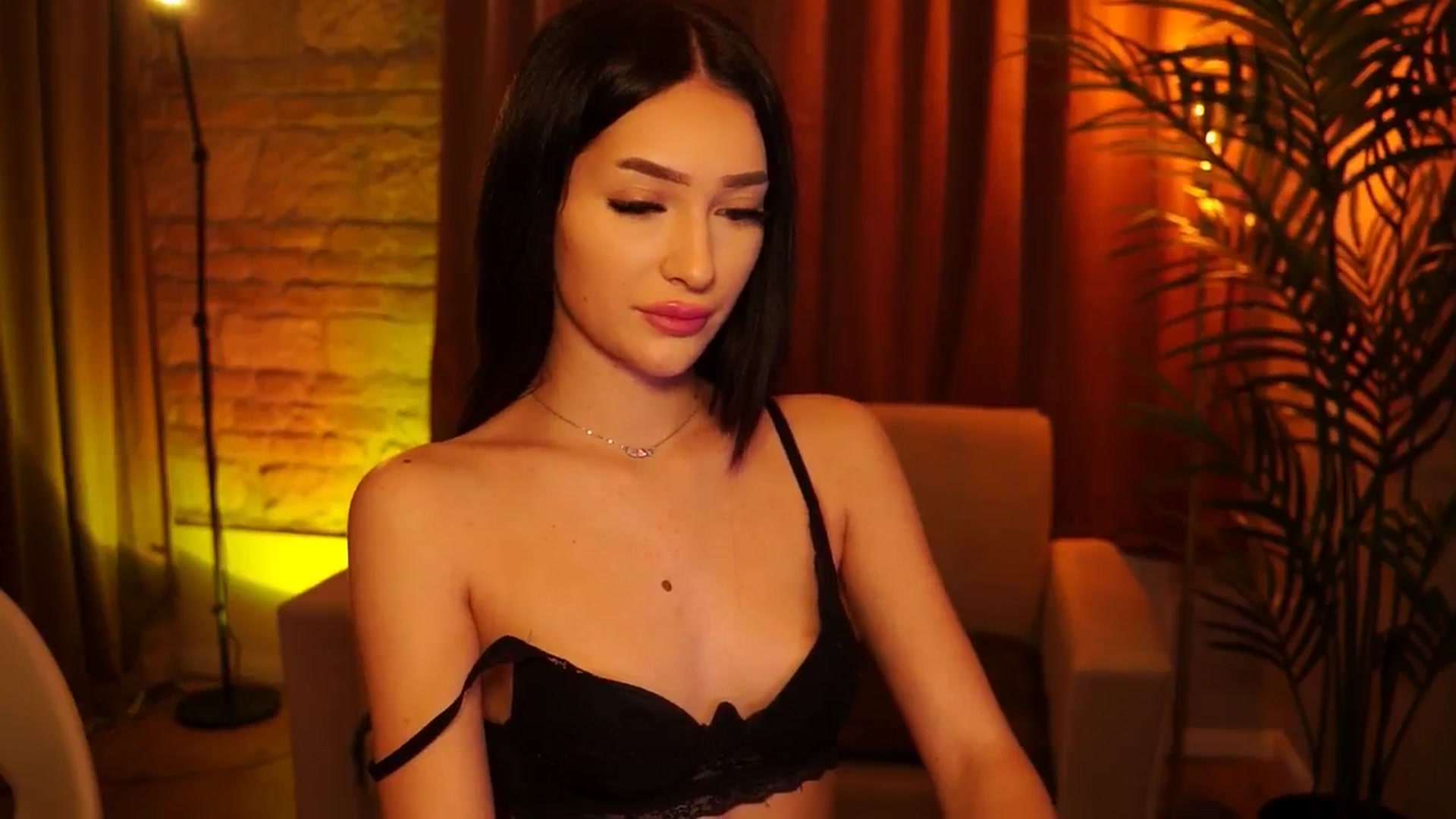 Gallery image thumbnail from blackbee's myfreecams stream on, 06/18/2024, 12:39 image 16 of 20