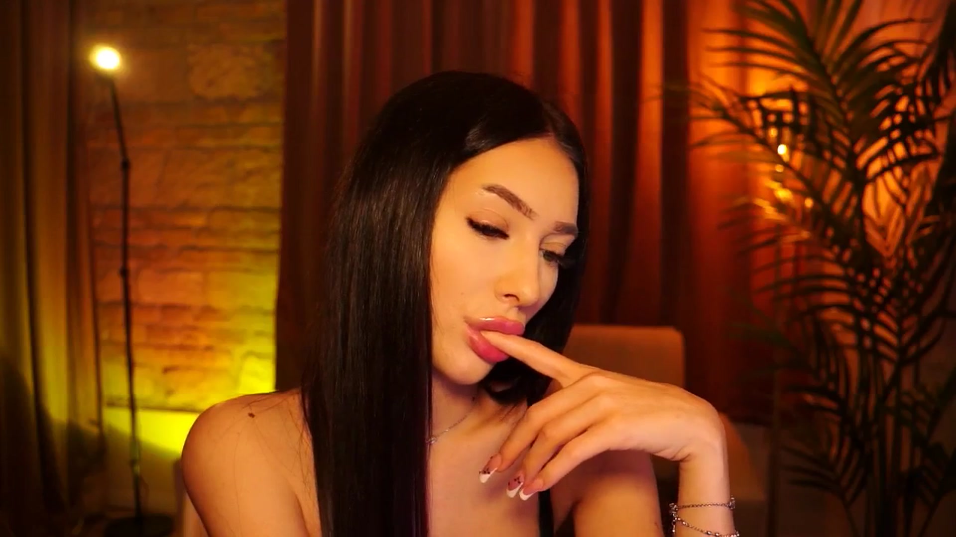 Gallery image thumbnail from blackbee's myfreecams stream on, 06/18/2024, 12:39 image 14 of 20