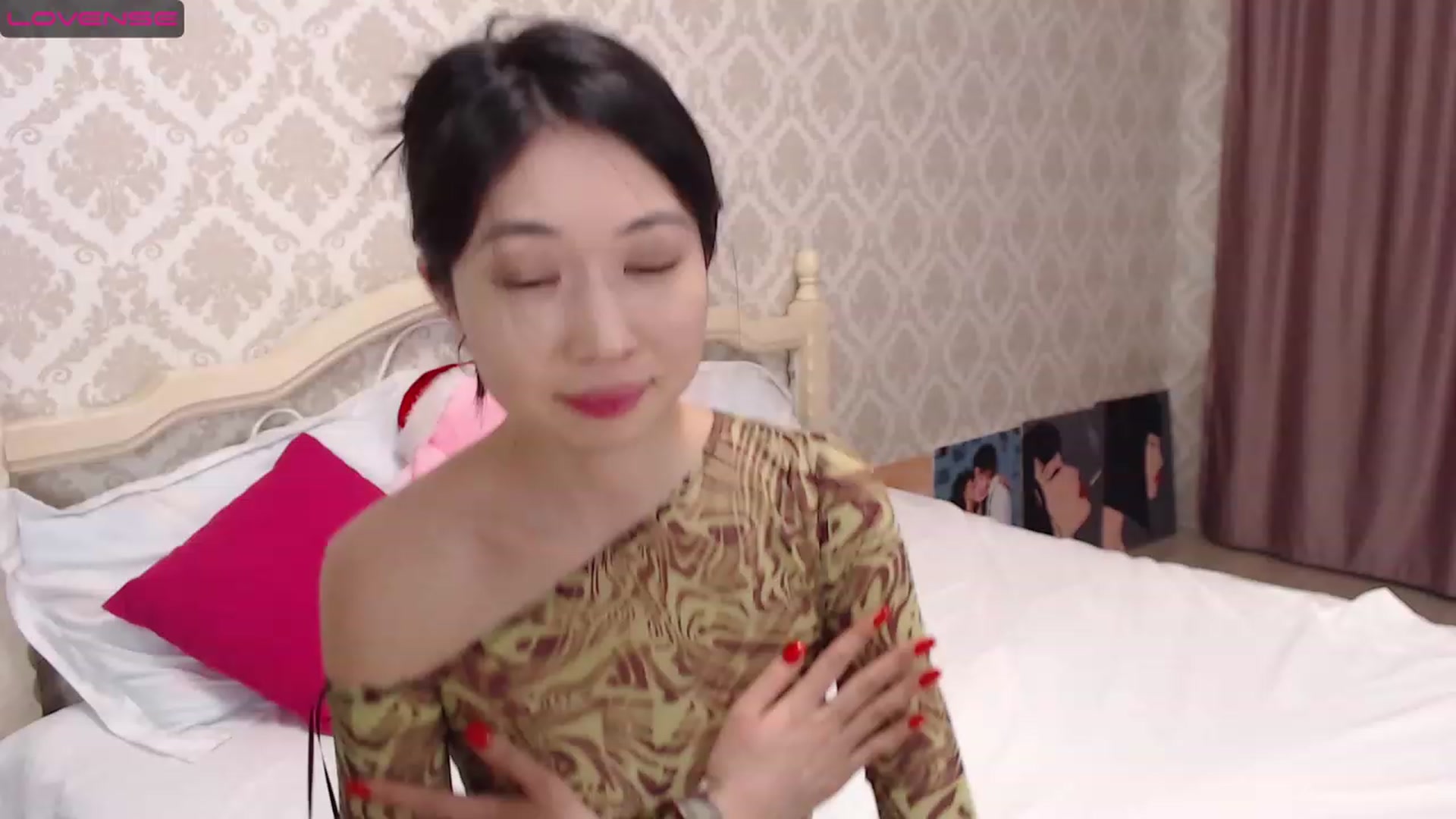 Gallery image thumbnail from blackfoxi's myfreecams stream on, 12/28/2022, 12:28 image 12 of 20
