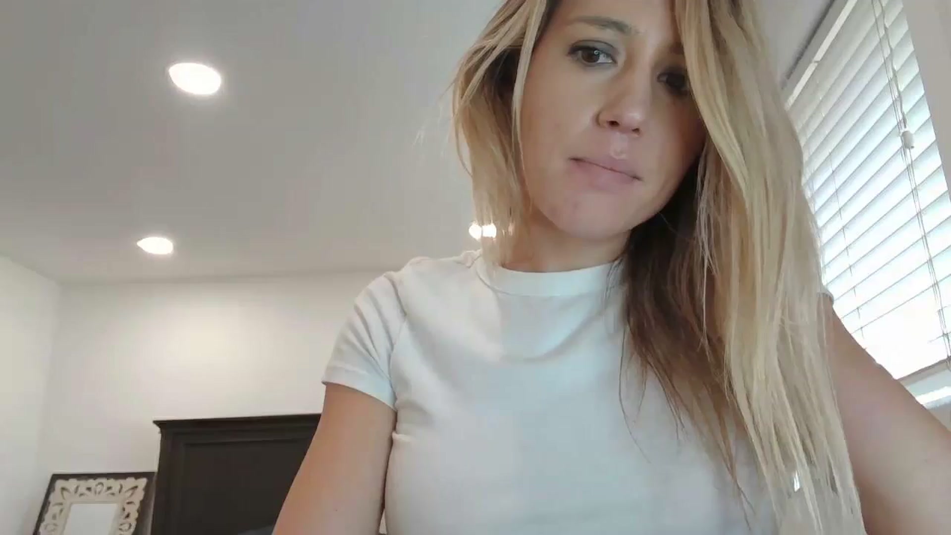 Gallery image thumbnail from blond_milf's myfreecams stream on, 03/04/2024, 23:15 image 16 of 20