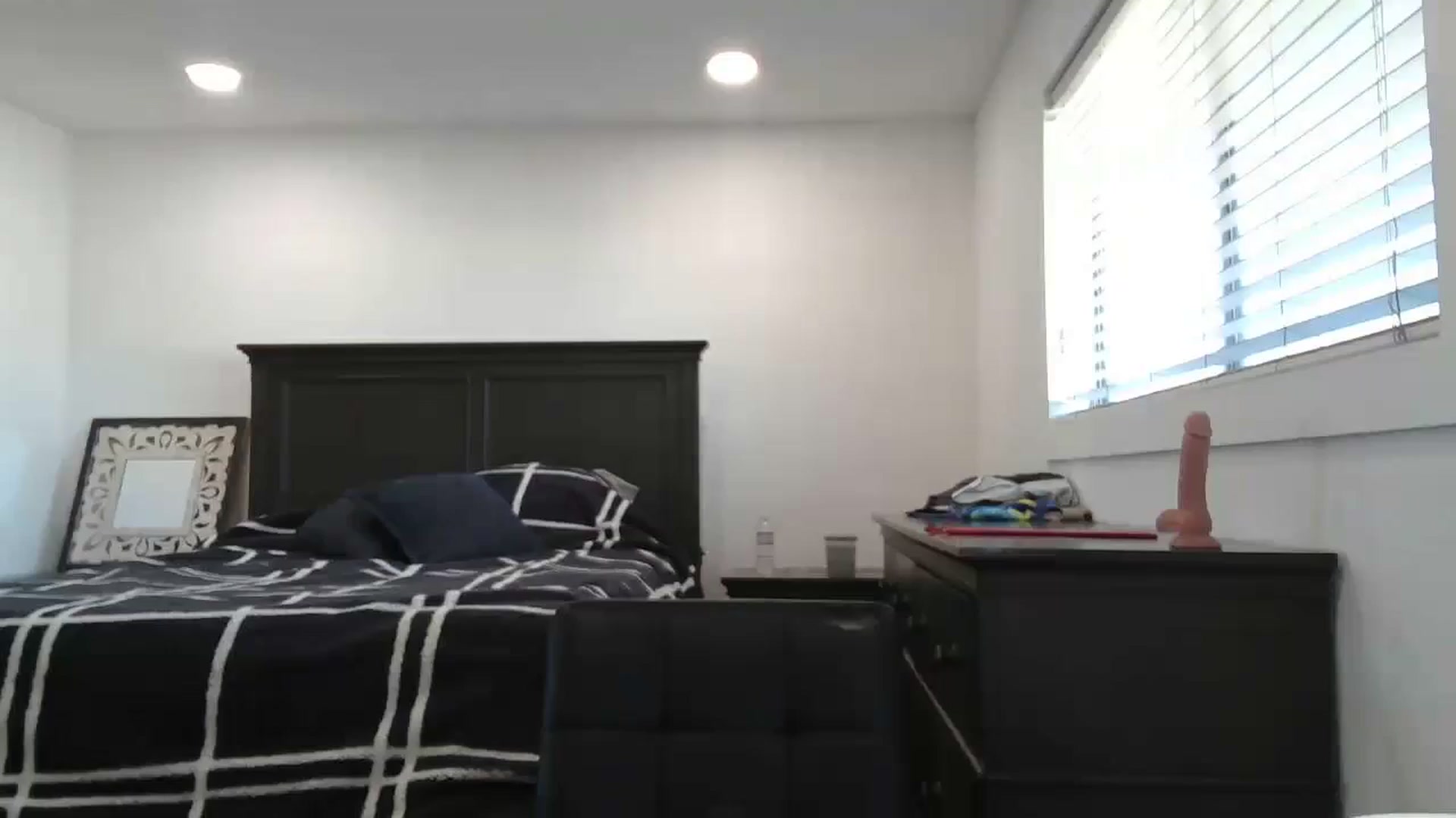 Gallery image thumbnail from blond_milf's myfreecams stream on, 03/08/2024, 19:30 image 1 of 20