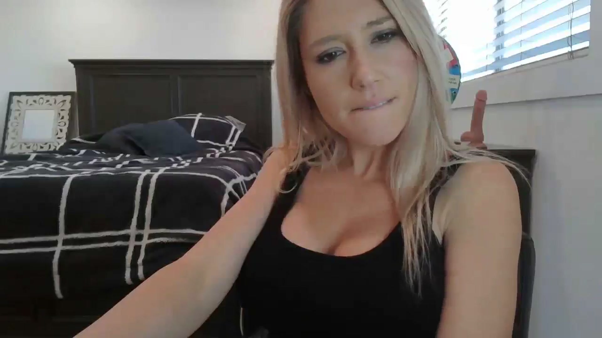 Gallery image thumbnail from blond_milf's myfreecams stream on, 03/08/2024, 19:30 image 11 of 20