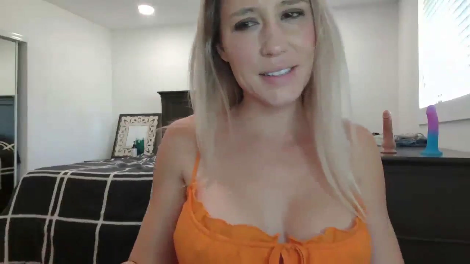 Gallery image thumbnail from blond_milf's myfreecams stream on, 03/13/2024, 20:15 image 8 of 20