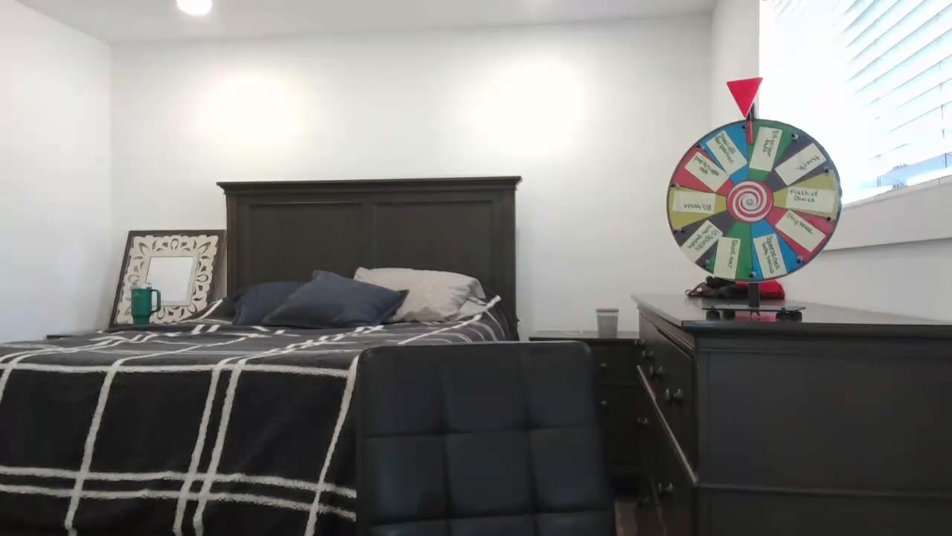 Gallery image thumbnail from blond_milf's myfreecams stream on, 03/18/2024, 19:59 image 15 of 20
