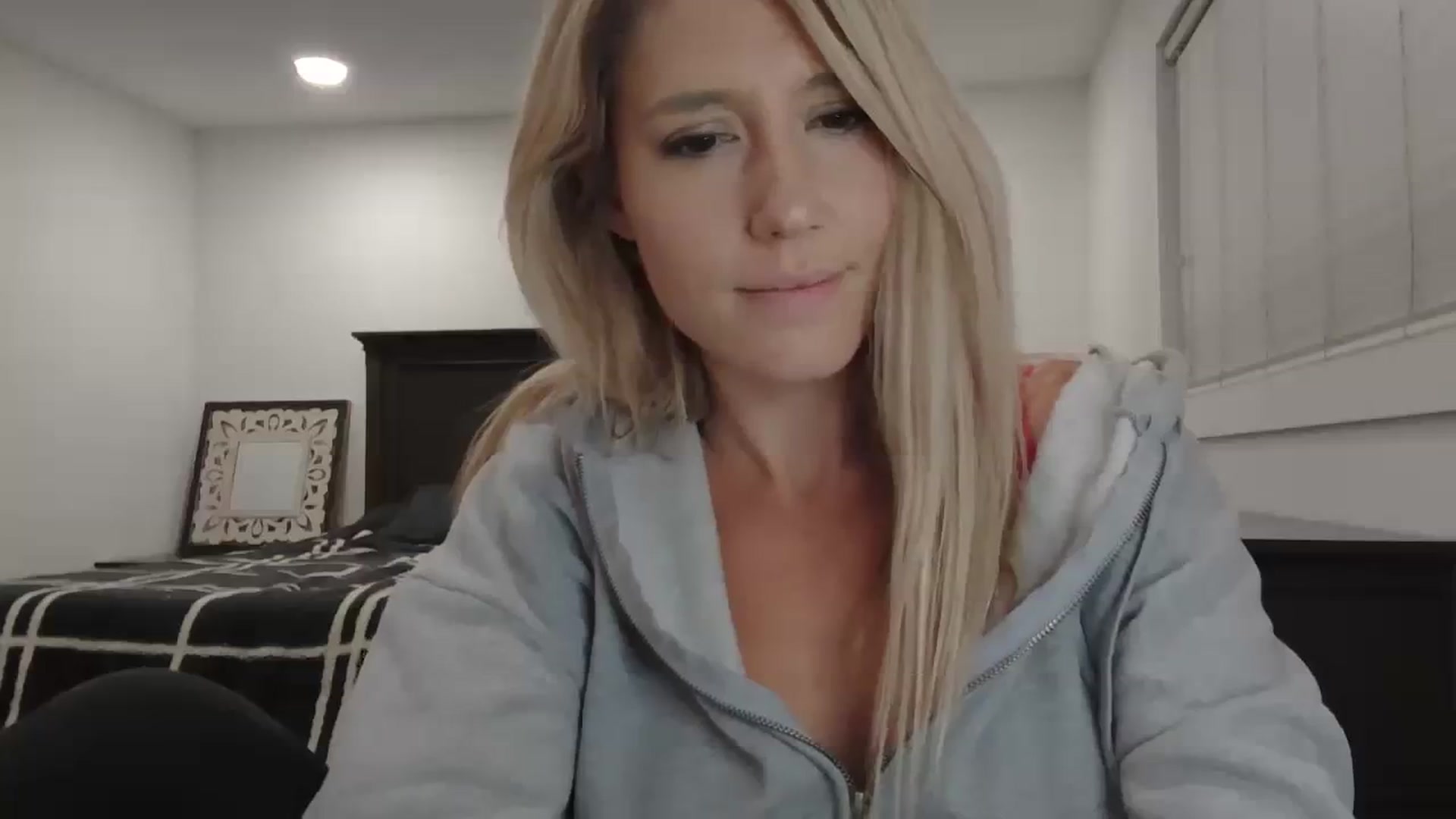 Gallery image thumbnail from blond_milf's myfreecams stream on, 03/24/2024, 07:02 image 3 of 20