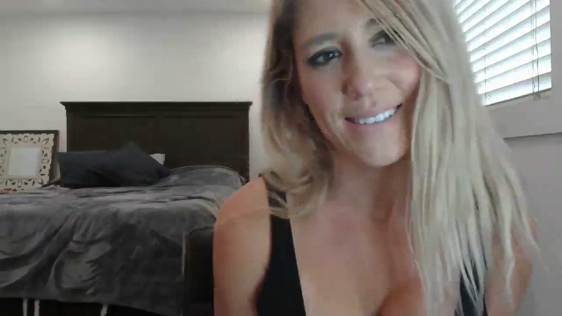 Gallery image thumbnail from blond_milf's myfreecams stream on, 03/29/2024, 21:27 image 5 of 20