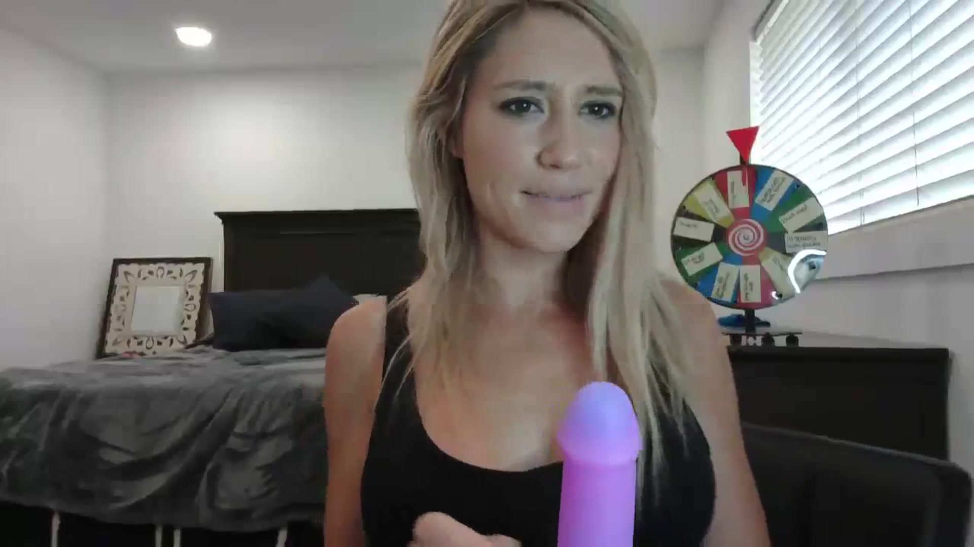 Gallery image thumbnail from blond_milf's myfreecams stream on, 03/29/2024, 21:27 image 17 of 20