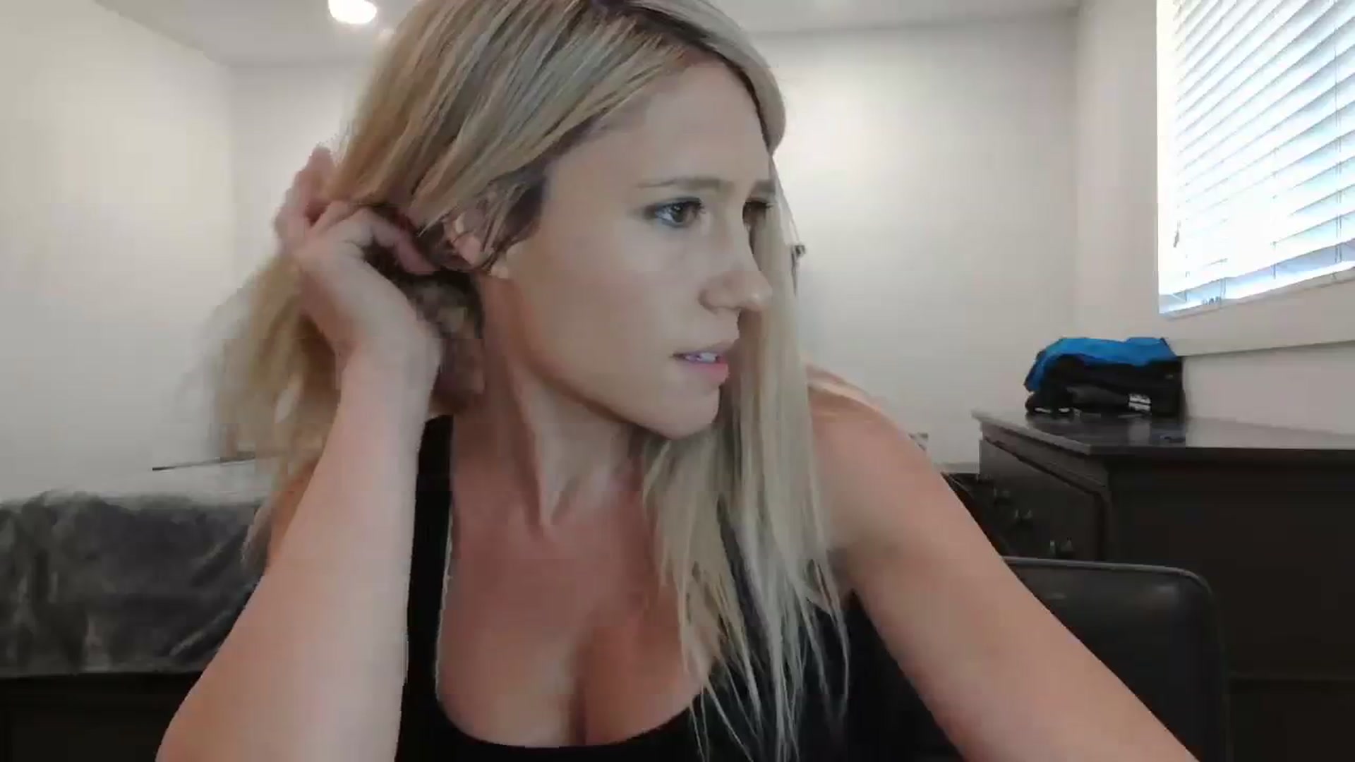 Gallery image thumbnail from blond_milf's myfreecams stream on, 04/11/2024, 20:11 image 6 of 20