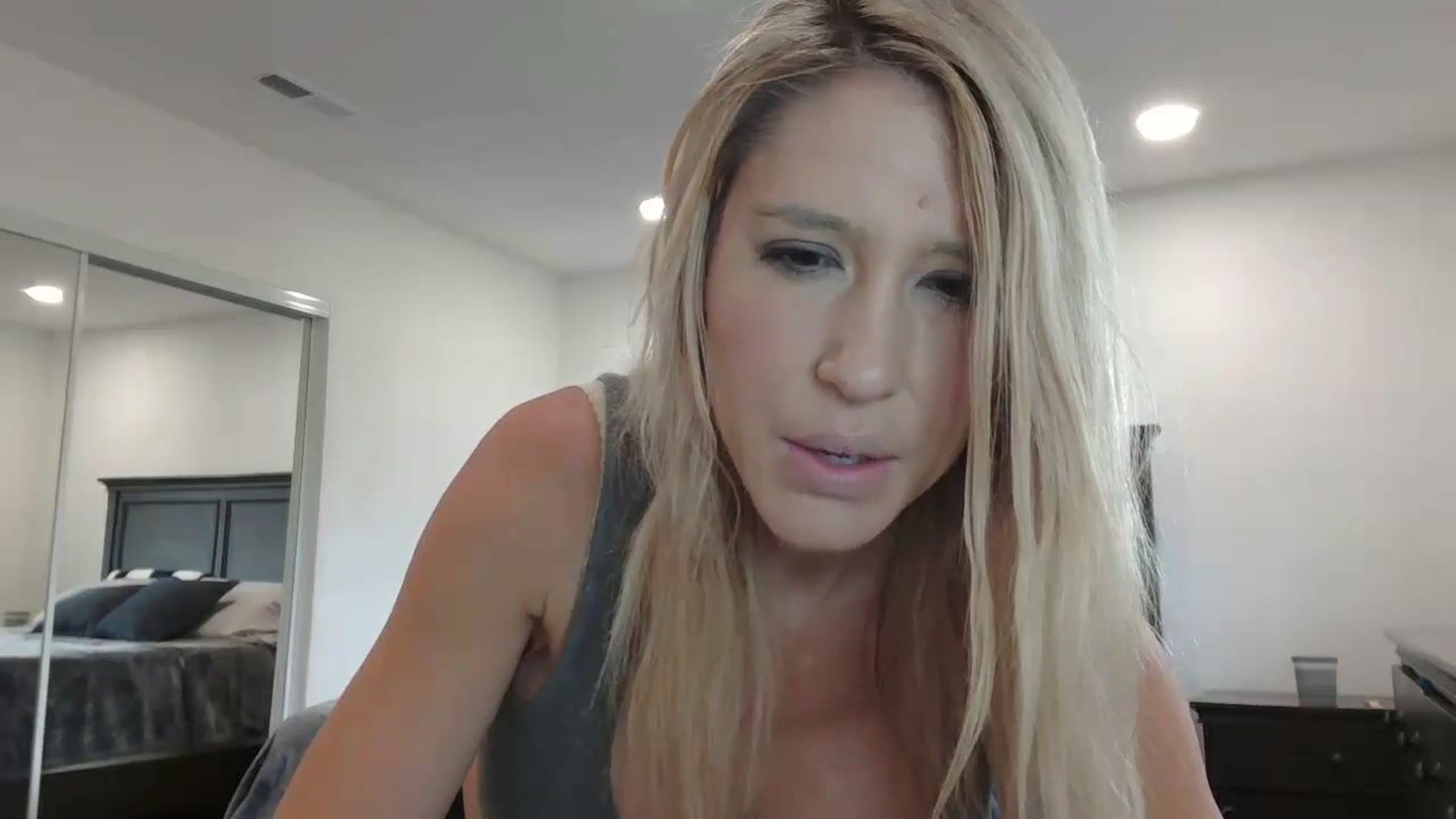 Gallery image thumbnail from blond_milf's myfreecams stream on, 04/15/2024, 18:45 image 13 of 20
