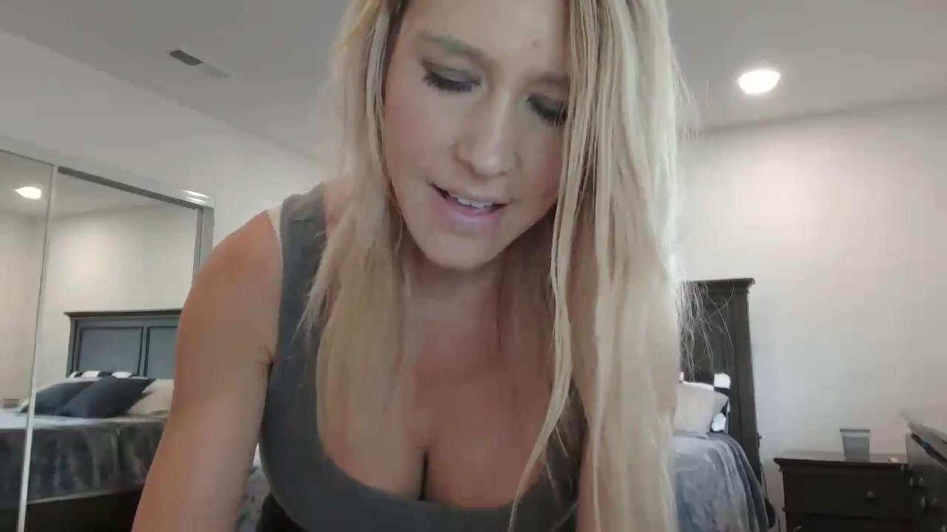 Gallery image thumbnail from blond_milf's myfreecams stream on, 04/15/2024, 18:45 image 12 of 20