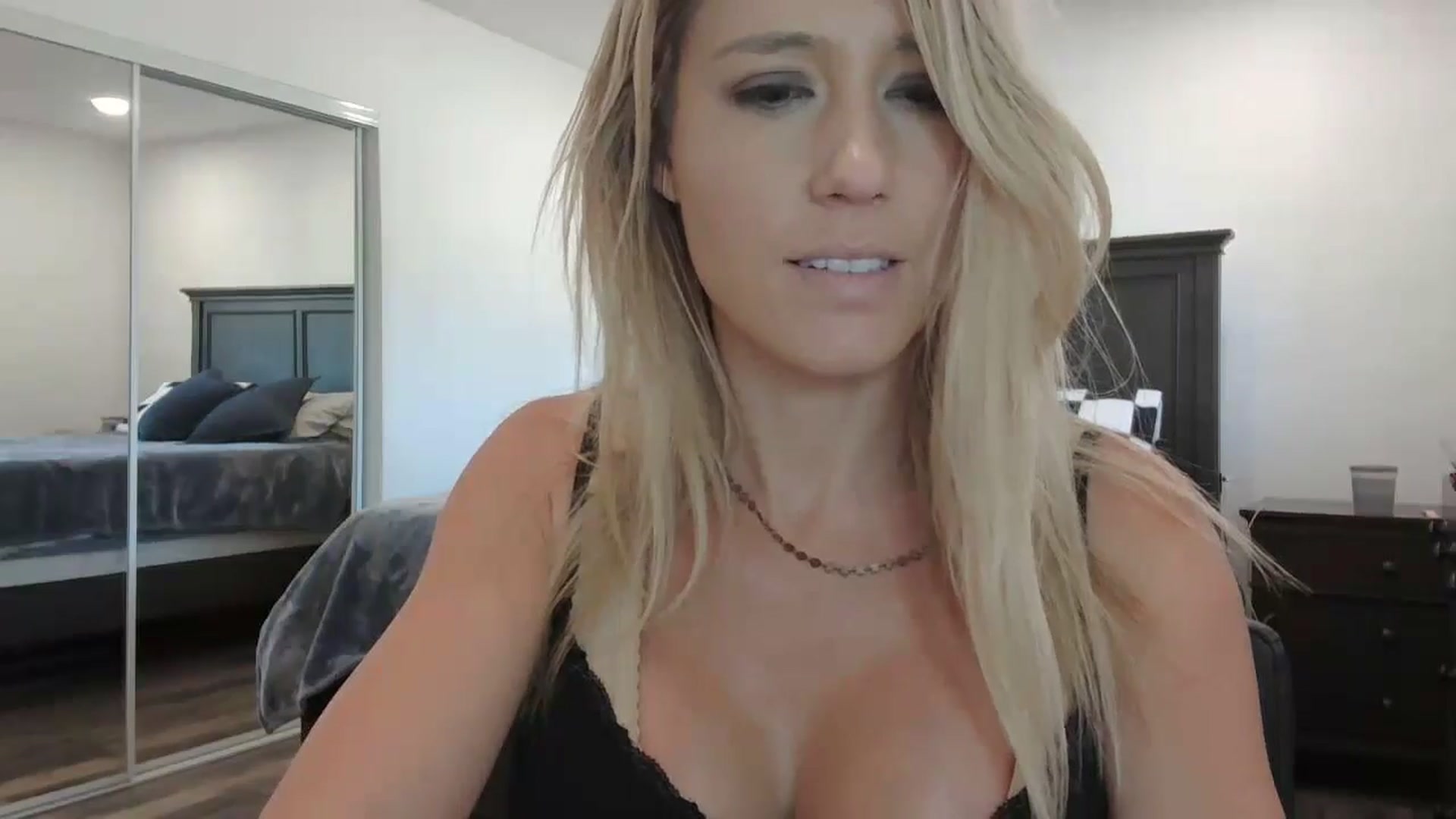 Gallery image thumbnail from blond_milf's myfreecams stream on, 04/16/2024, 20:09 image 13 of 20