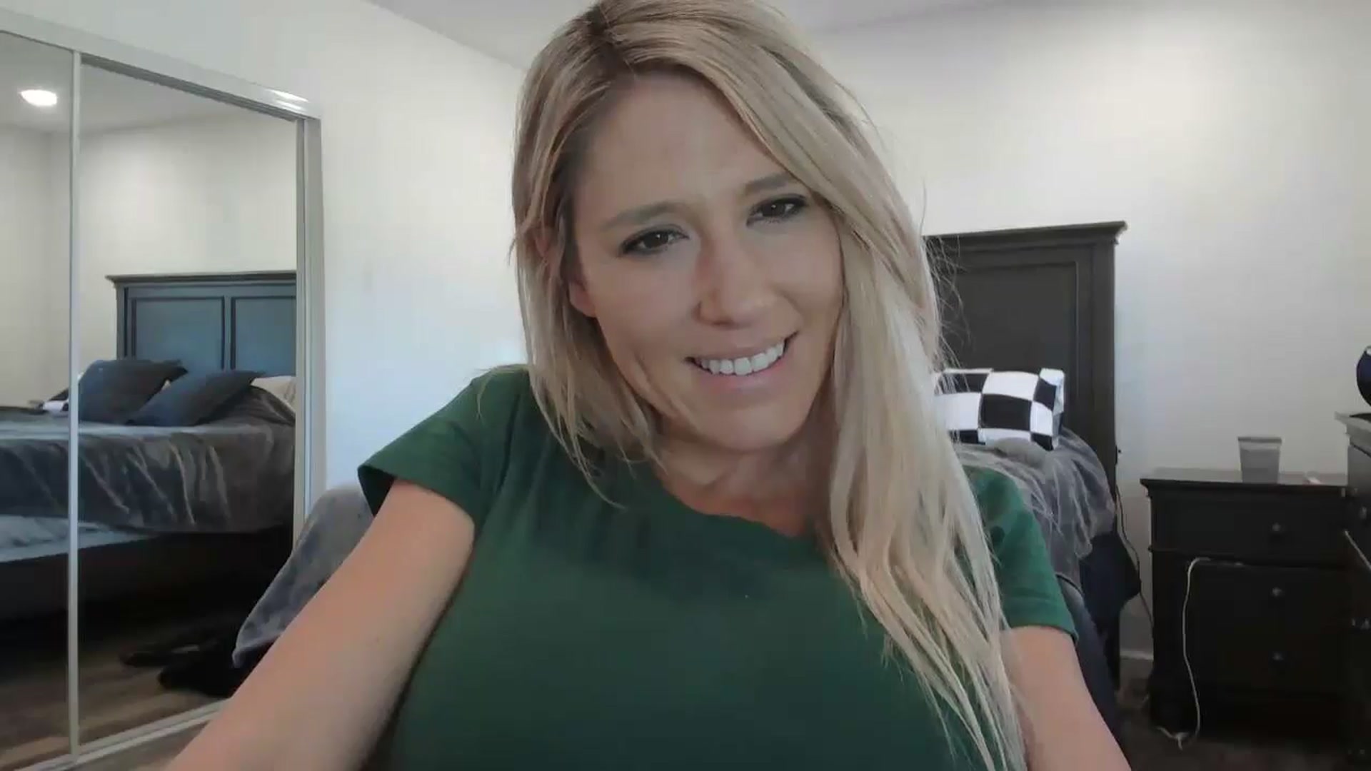 Gallery image thumbnail from blond_milf's myfreecams stream on, 04/18/2024, 19:23 image 14 of 20