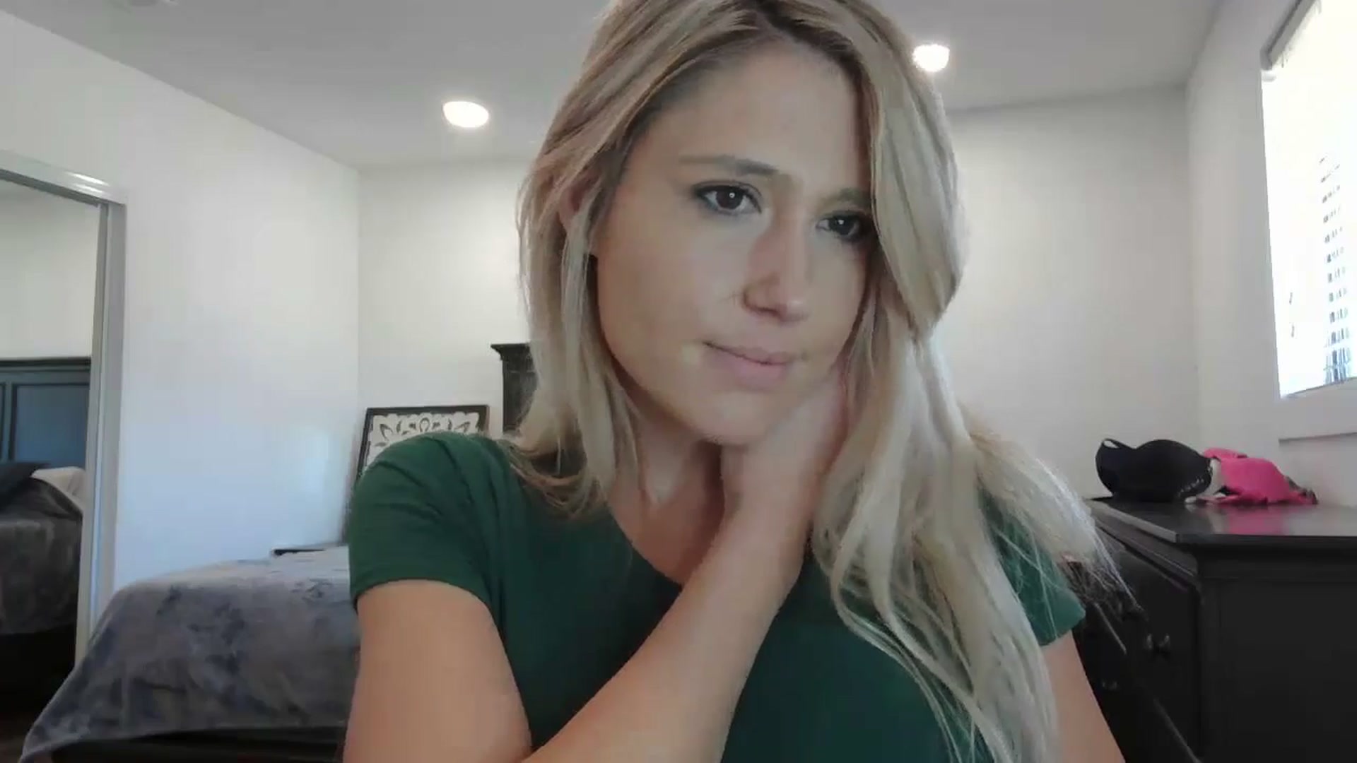 Gallery image thumbnail from blond_milf's myfreecams stream on, 04/18/2024, 19:23 image 17 of 20