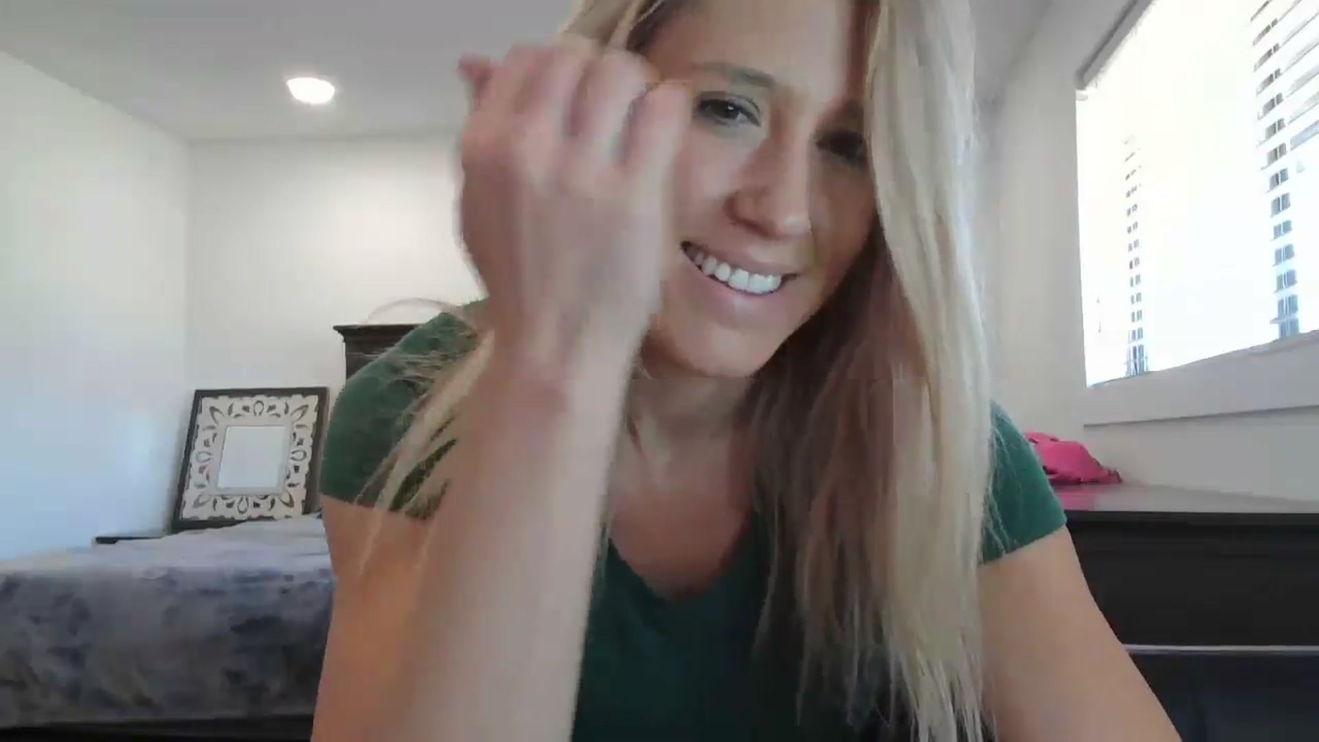 Gallery image thumbnail from blond_milf's myfreecams stream on, 04/18/2024, 19:23 image 11 of 20