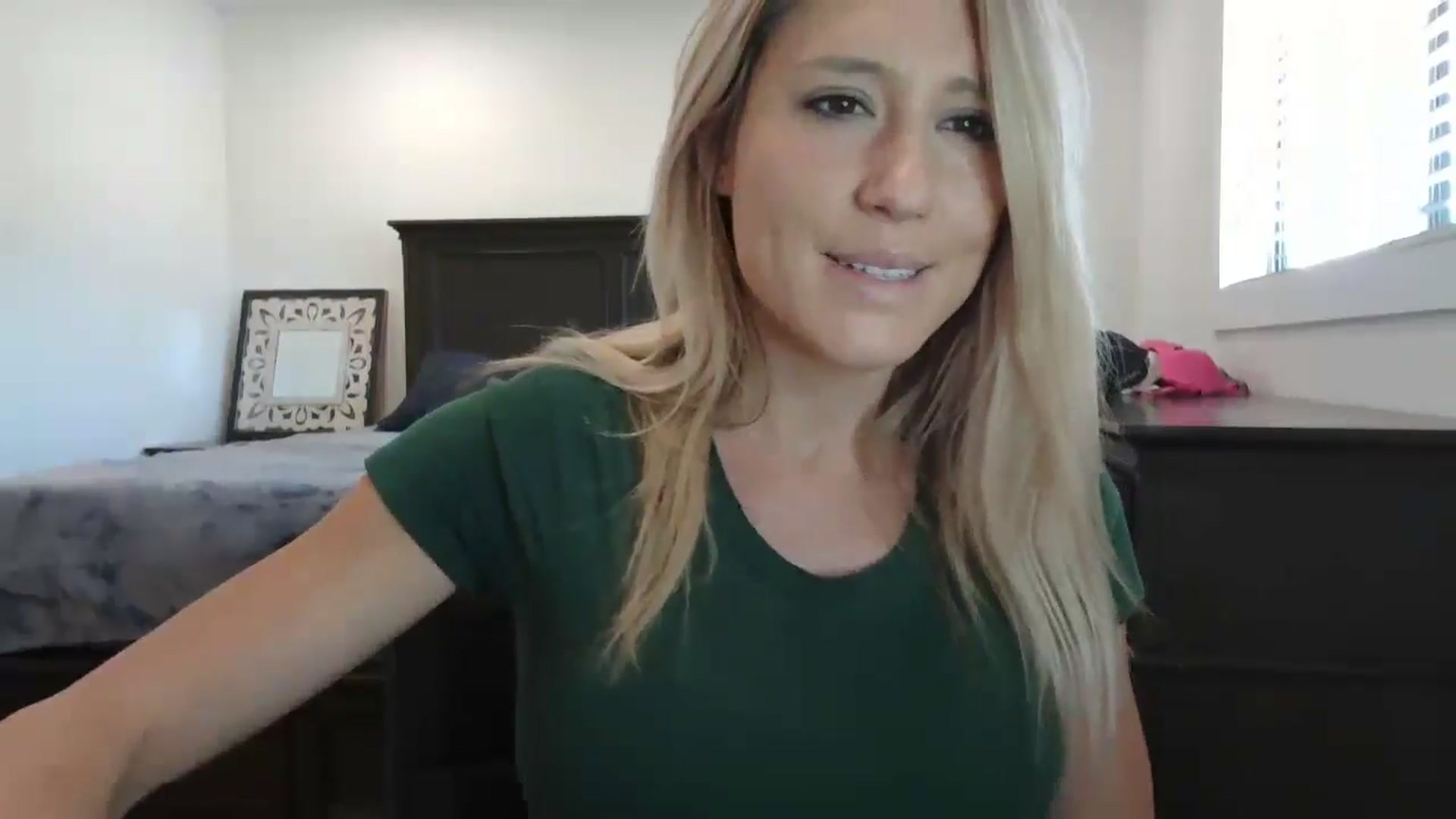 Gallery image thumbnail from blond_milf's myfreecams stream on, 04/18/2024, 19:23 image 4 of 20