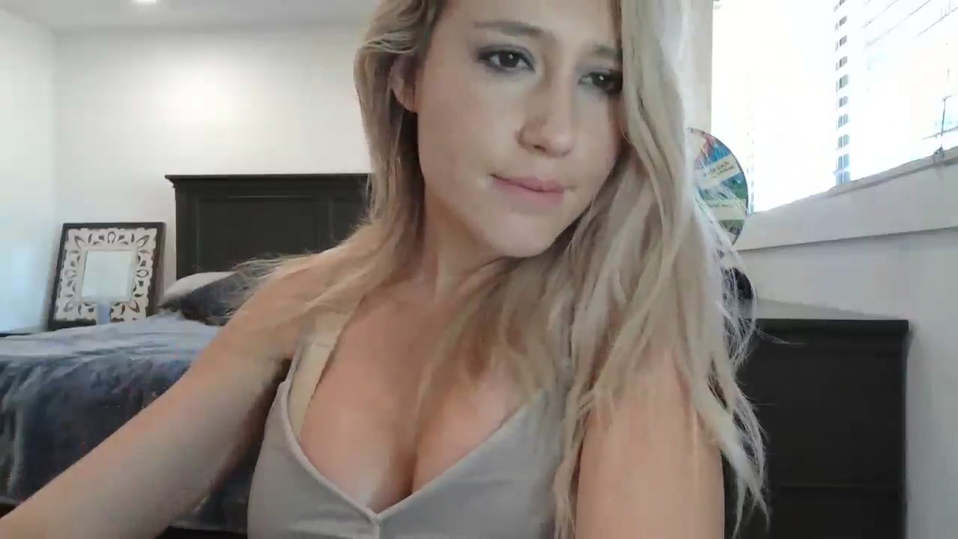 Gallery image thumbnail from blond_milf's myfreecams stream on, 04/19/2024, 19:25 image 14 of 20