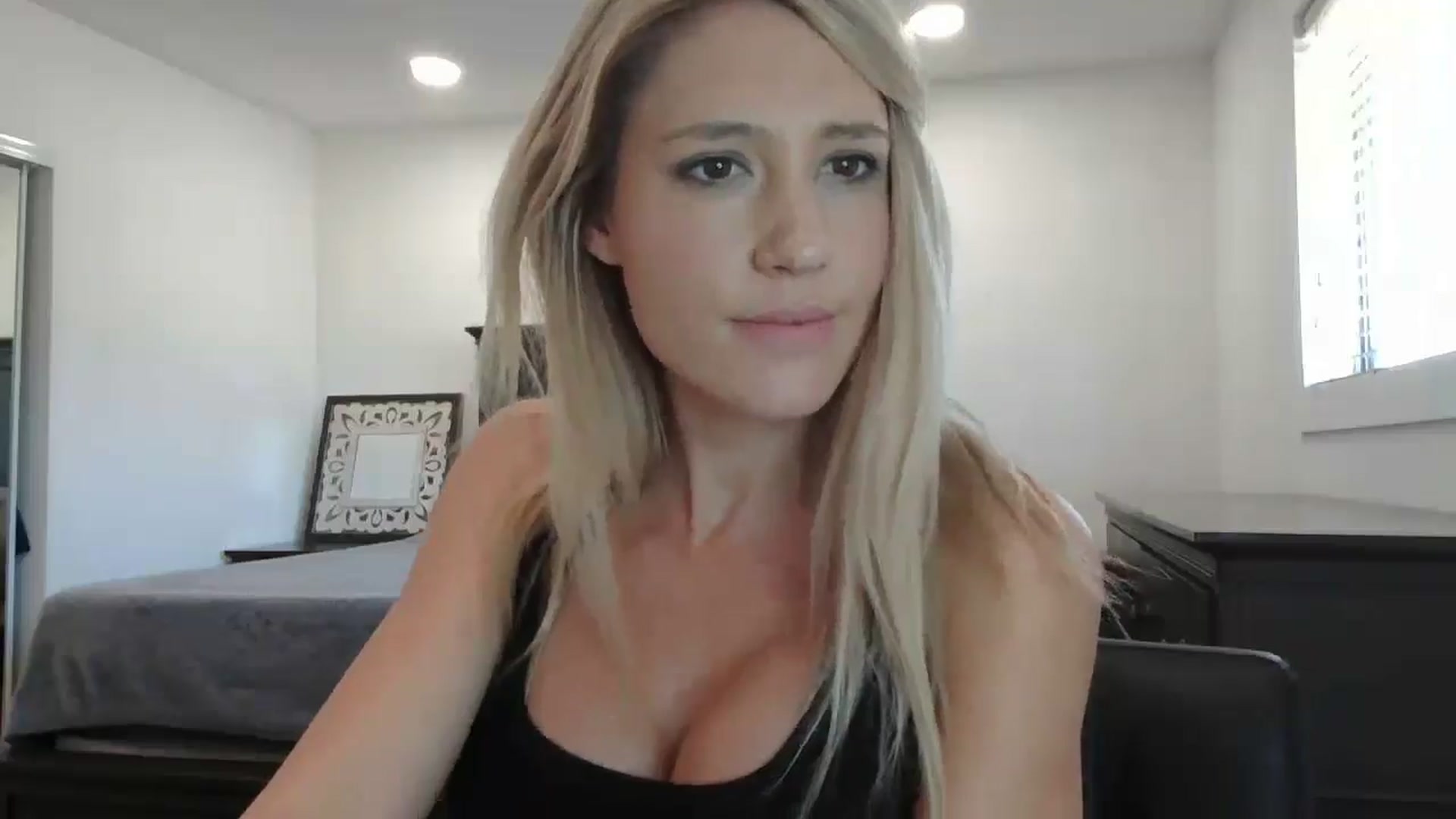 Gallery image thumbnail from blond_milf's myfreecams stream on, 04/22/2024, 21:35 image 3 of 20