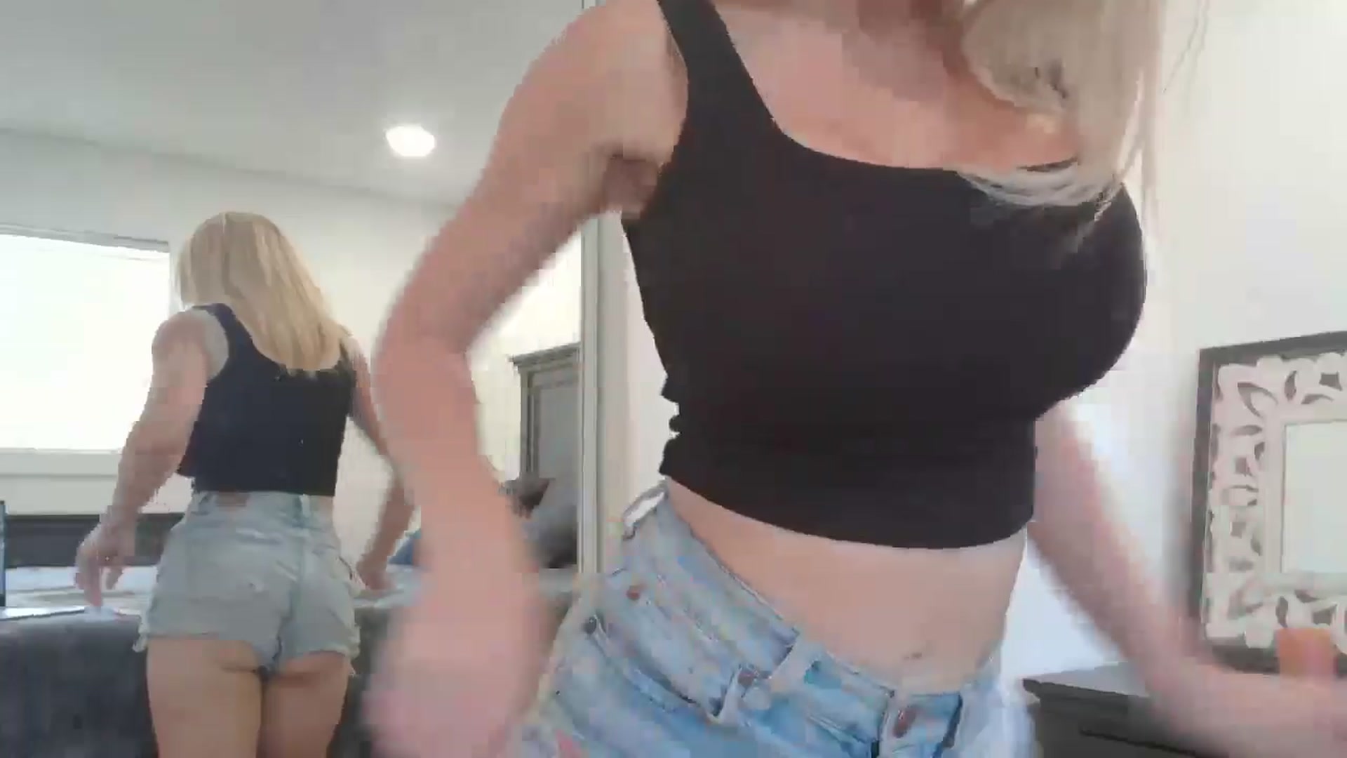 Gallery image thumbnail from blond_milf's myfreecams stream on, 05/02/2024, 21:38 image 13 of 20