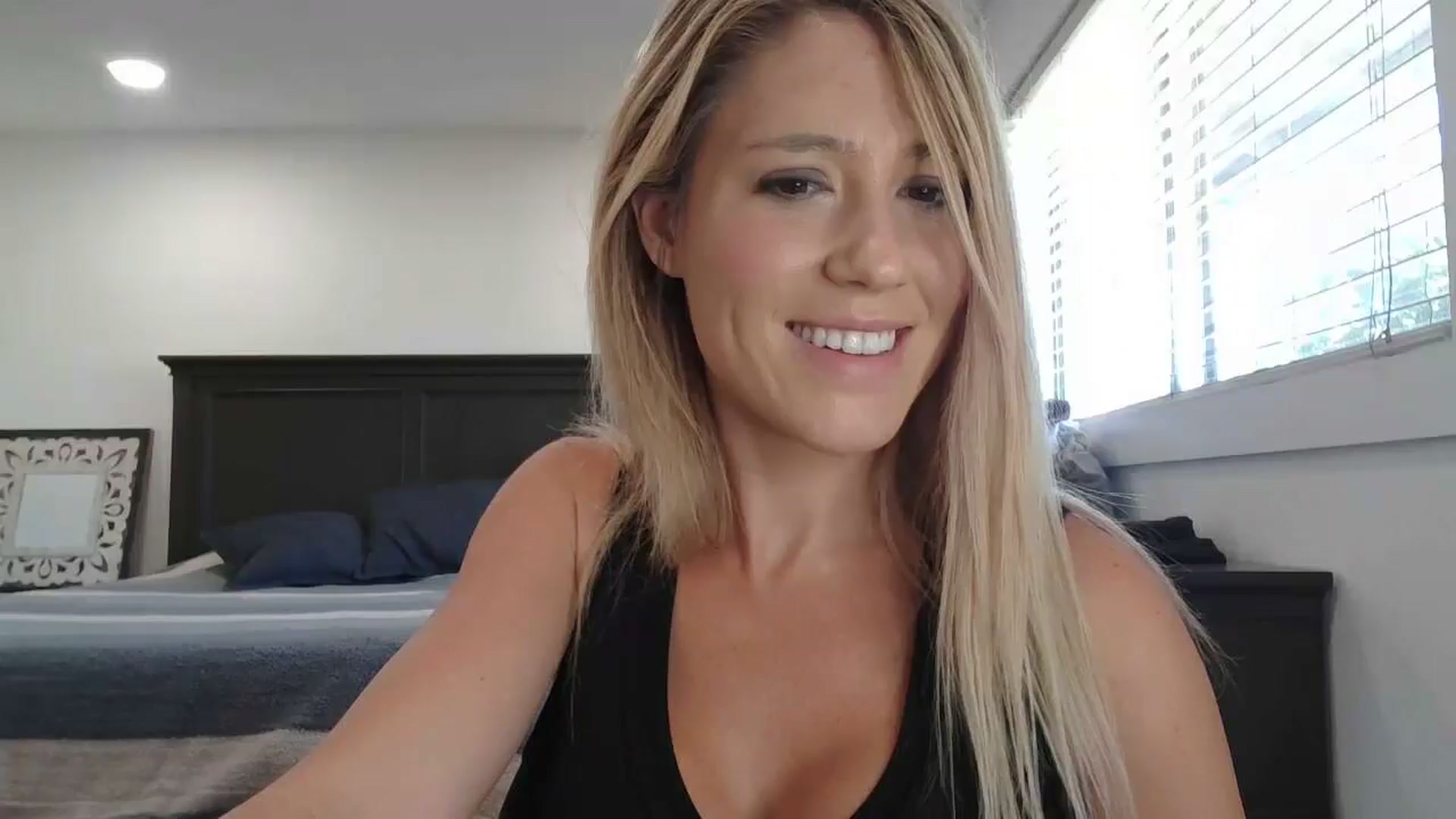Gallery image thumbnail from blond_milf's myfreecams stream on, 05/16/2024, 20:42 image 4 of 20