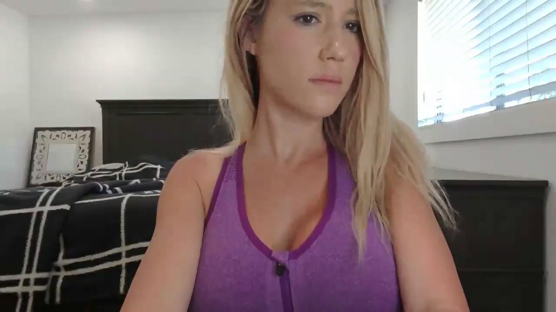 Gallery image thumbnail from blond_milf's myfreecams stream on, 05/20/2024, 20:36 image 9 of 20