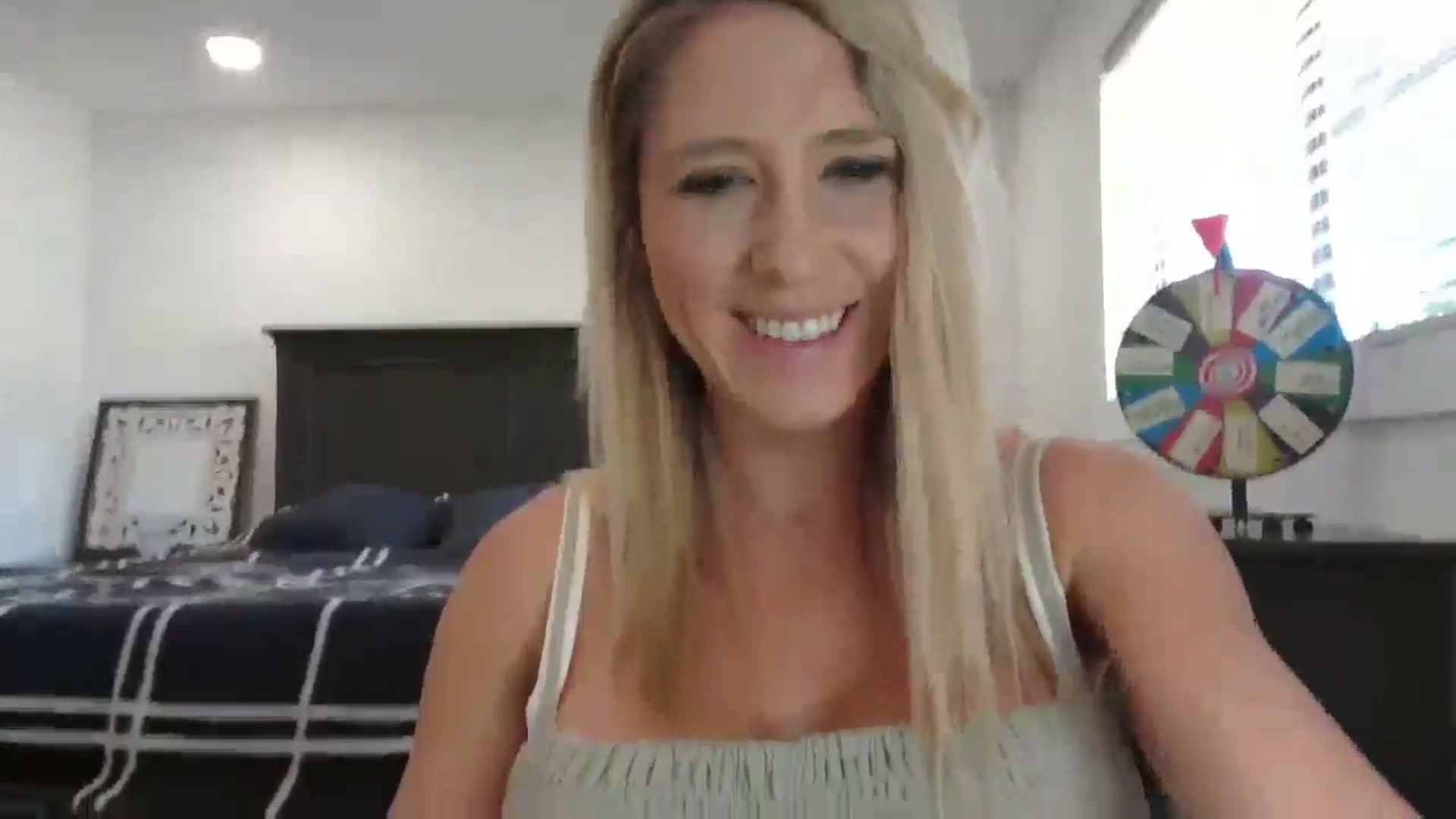 Gallery image thumbnail from blond_milf's myfreecams stream on, 05/21/2024, 20:28 image 9 of 20