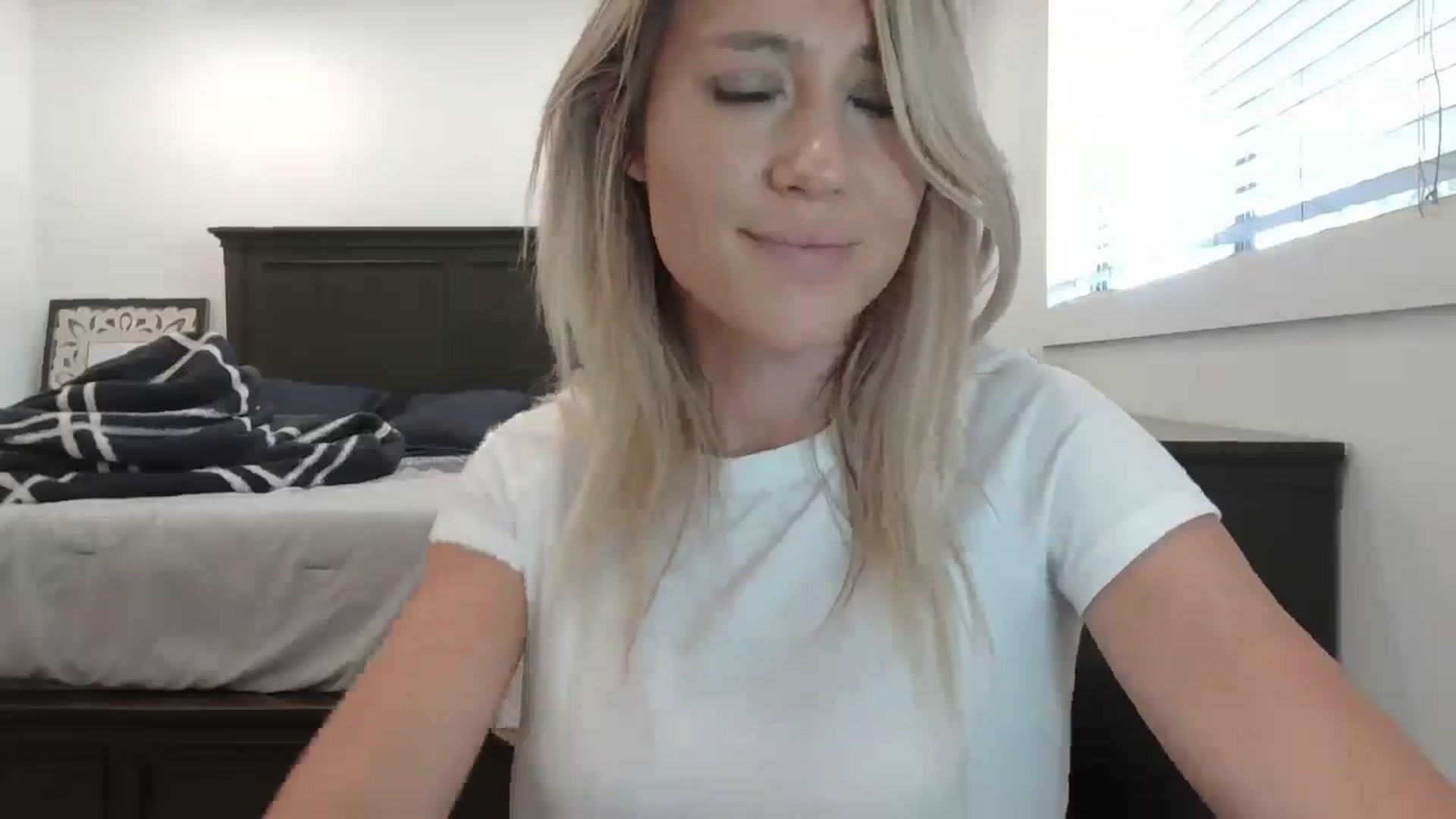 Gallery image thumbnail from blond_milf's myfreecams stream on, 05/28/2024, 20:42 image 18 of 20