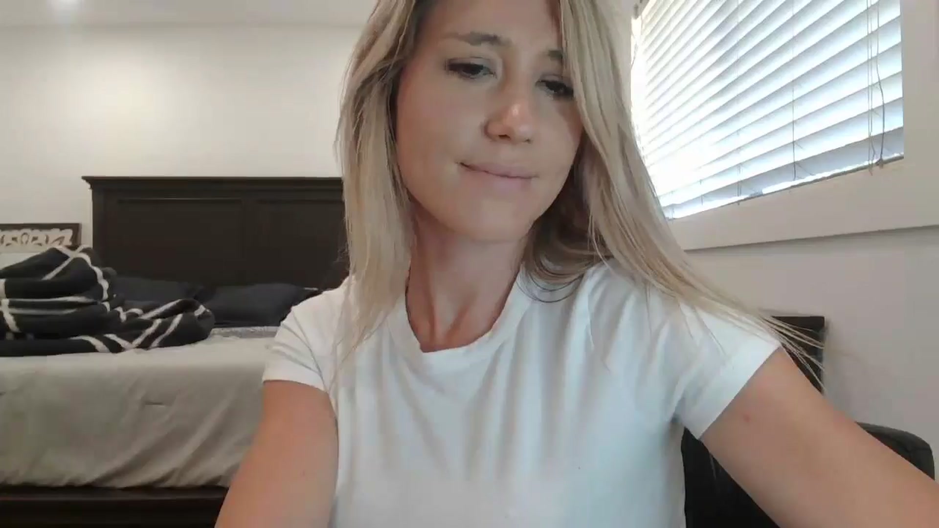 Gallery image thumbnail from blond_milf's myfreecams stream on, 05/28/2024, 20:42 image 3 of 20
