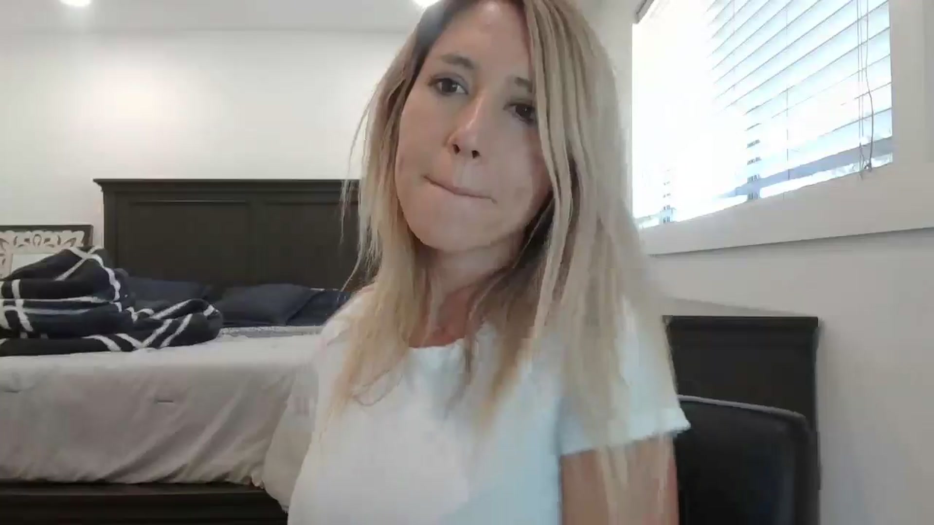 Gallery image thumbnail from blond_milf's myfreecams stream on, 05/28/2024, 20:42 image 7 of 20